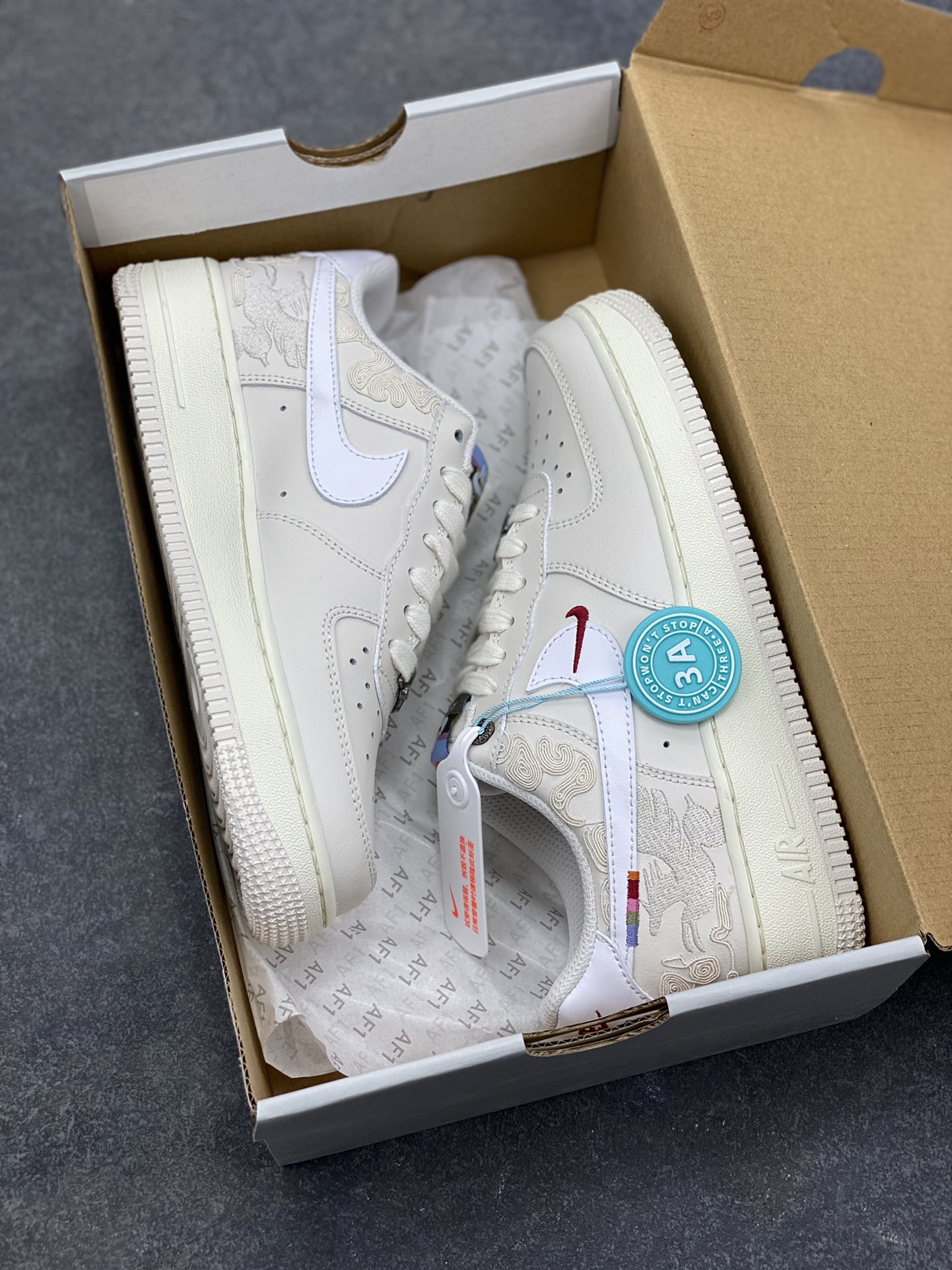 图片[9]-NIke Air Force 1 ‘07 Low 空军一号低帮 运动鞋 休闲鞋 折边针车 工艺难度大 原楦头原纸板 原装鞋盒 定制五金配件 内置全掌气垫 原厂鞋底 货号：IQ1119-011 尺码：36 36.5 37.5 38 38.5 39 40 40.5 41 42 42.5 43 44 44.5 45-选品中心