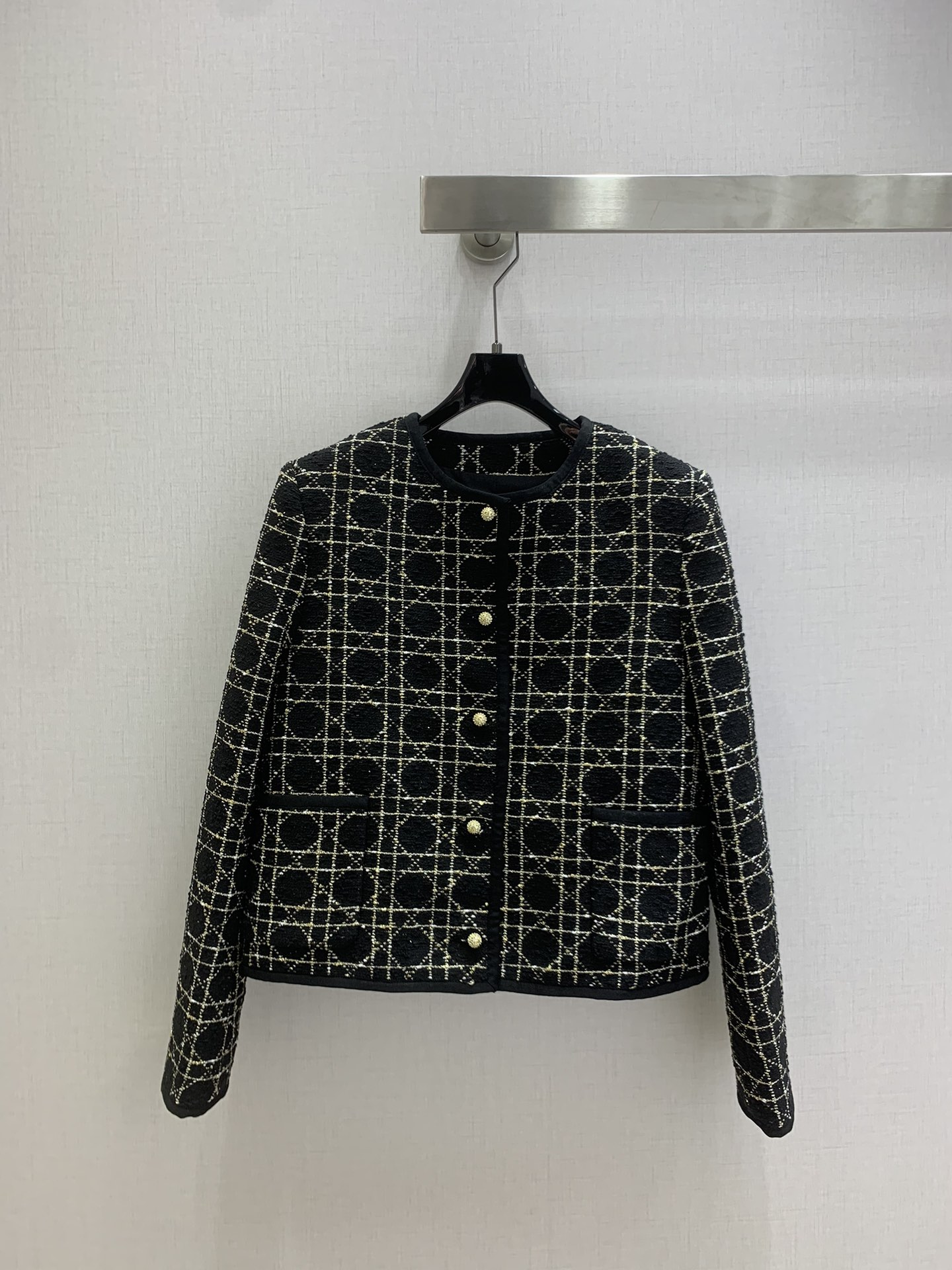 NO:667661,Highly recommended DIO* 2025 new autumn and winter style black and gold cannage pattern dress jacket. Customized YB imported silk cotton material. Made with machines imported from Germany. It shows a clear positioning cannage pattern texture. It is of high quality and creates a model of celebrity style. Round neck, double pockets and single row of heavy-duty CD buttons. The whole body is black and gold with alternating colors. It presents a cannage pattern all over the effect. The details are luxurious and elegant. Full marks for details. Highlight the brand's high-end taste. The first choice for fashionable and sophisticated wear in all seasons. Elegant temperament.  Sweet and age-reducing one color SML code high quality ABC, dior, jackets & coats,  19860909强烈推荐 DIO*2025秋冬新款 黑金藤格纹洋装外套 定制YB进口丝绵材质 德国进口机器制造 呈现出分明定位藤格纹肌理 质感上乘 打造名媛风典范 圆领双口袋单排重工CD纽扣 通体黑金配色相间 呈现藤格纹满铺效果 细节尽显奢华又不失雅致 细节满分 突出品牌高端品味 四季时髦精穿搭首选 气质优雅 甜美减龄 一个色 SML码 高品质ABC,,dior,jackets & coats, ,Women's clothing