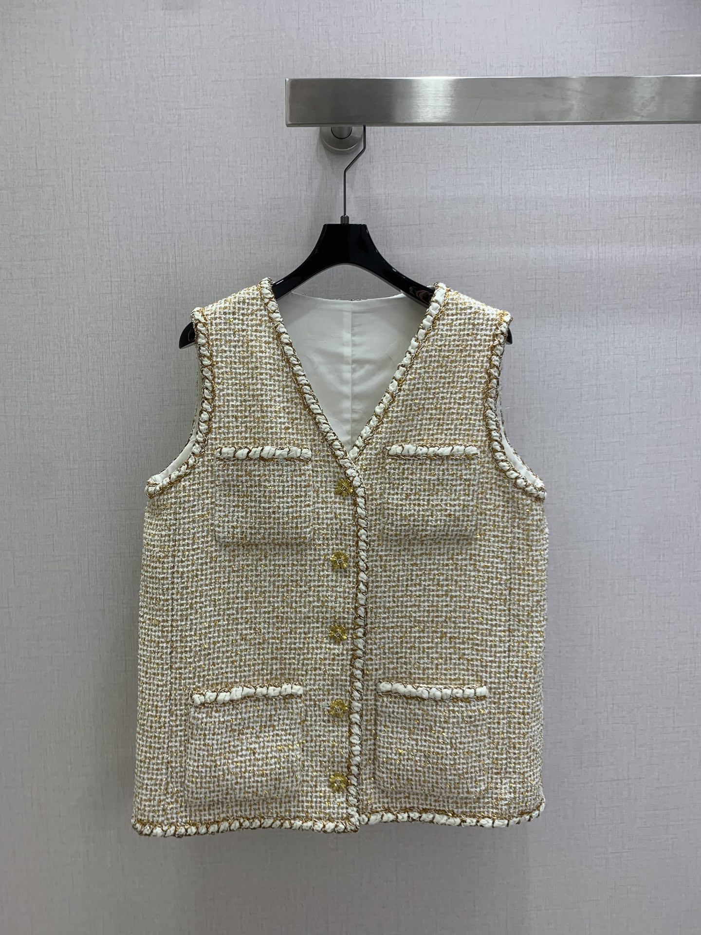 NO:667667,Highly recommended CHA*2025 new autumn and winter lace-up dress vest jacket  Customized YB imported woolen wool material, with high-end texture and full appearance. Dress vest jacket with exquisite three-dimensional cutting details, which makes the figure more slender. The large neckline extends to the front hem, and the platinum braided edge highlights the details.  The cuff pockets echo, the whole body is off-white with a delicate woolen texture covering the whole body, the camellia rhinestone double C button placket, the ladylike style stands out, perfectly interpreting the sense of elegance and wealth, the upper body is noble and textured, and intellectually gentle!  One color SML code high quality ABC,,jackets & coats, 19860909强烈推荐 CHA*2025秋冬新款 捆边洋装马甲外套 定制YB进口粗纺羊毛呢材质,质感高级,品相十足,洋装马甲外套,立体裁剪细节精致,更显身姿纤细,大身领口延伸至前襟下摆,白金编织捆边点亮细节,袖口口袋呼应,通体米白底色配合细腻的毛呢纹理满铺于全身,山茶花水钻双C纽扣开襟,名媛格调立显,完美演绎优雅千金感,上身显贵显质感,知性温柔！一个色 SML码 高品质ABC,,jackets & coats, ,Women's clothing