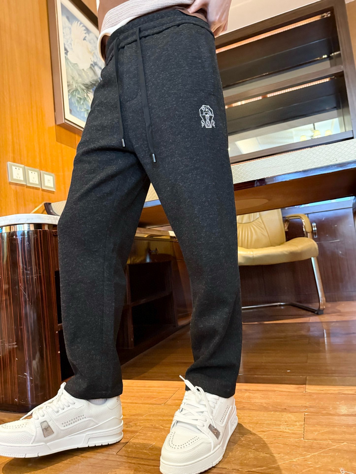 NO:703926,Bc wool pants are the exclusive first release of high-end original quality old money style straight casual pants. Quality control of straight pants is a must!  The customized cashmere has a very high-end color tone. The texture of the imported fabric is incomparable!  The Swiss machine stitching process is simple and elegant!  A must-have high-end layering item for Bai Fumei!  The classic version makes you tall and slim!  Elegant and versatile, not picky. Size: M-3XL (model 180/140 wears L, comes with Hong Kong Lane Crawford gift box packaging),,19860909Bc 羊毛裤 独家首发高端原单品质老钱风直筒休闲裤 直筒裤品质控必入！定制羊绒很高级的色调.进口面料质感无敌赞！瑞士机翻针工艺简洁大气！白富美必备高级叠搭单品！经典版型上身高挑又显瘦！优雅百搭不挑人.码数:M-3XL(模特180/140穿L,配香港连卡佛礼盒包装),,,Men's clothing