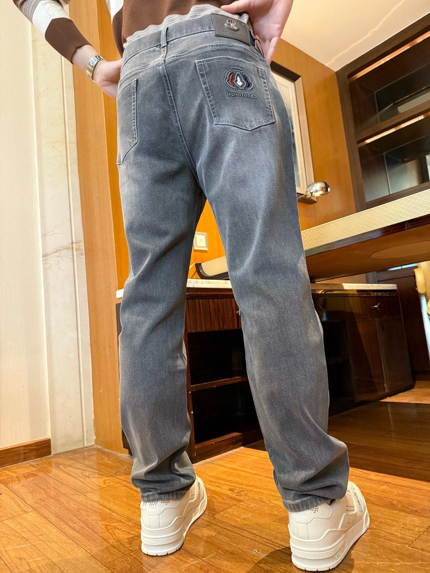 NO:731768,Mouth covering-2025 new jeans!  The back pocket is exquisitely embroidered with the brand logo, and the gray washed denim has a vintage and distressed texture. The fit is loose and comfortable, which is the perfect combination of retro fashion and casualness. The details show unique taste. High-quality denim fabric is selected and processed through a special washing process. It is soft and skin-friendly and has good breathability. It also has excellent wear resistance and is comfortable to wear in daily life.  Restricted and durable. The loose straight version is friendly to various body shapes, does not pick on leg shapes, can modify the leg lines, creates a casual and free style, and is suitable for various styles of tops. Size 29-28 (model 180/140 wears 33, comes with Hong Kong Lane Crawford gift box packaging),,Moncler,jeans,19860909蒙口-2025新款牛仔裤！后袋精致刺绣品牌标识,灰色水洗牛仔呈现复古做旧质感,版型宽松舒适,是复古潮流与休闲随性的完美结合,细节处彰显独特品味.选用高品质牛仔面料,经过特殊水洗工艺,柔软亲肤且透气性佳,同时具备出色的耐磨性,日常穿着自在无拘且经久耐穿.宽松直筒版型对各种身形友好,不挑腿型,能修饰腿部线条,营造随性洒脱的穿搭风格,适配多种风格的上衣搭配.码数29-28（模特180/140穿33,配香港连卡佛礼盒包装）,,Moncler,jeans,,Men's clothing