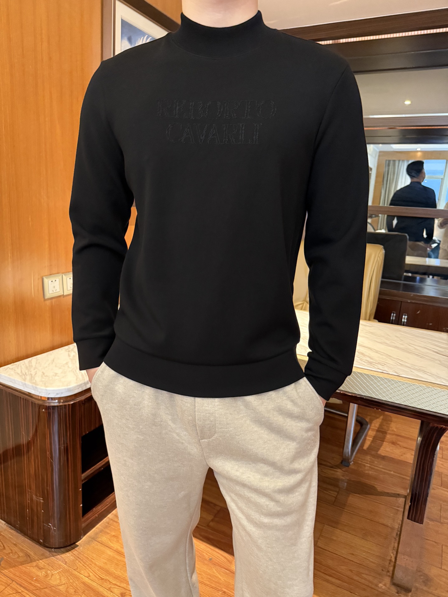 NO:684284,Cavalli-2025 new style!  The three-dimensional letter logo, low-key embossing technology is not exaggerated, and has a French light luxury texture, full of sophistication; the matte soft modal fabric is soft and skin-friendly, with moderate thickness, easy to put on and take off, breathable and not stuffy; the round-neck version is neat and elegant, low-key and non-contrasting.  ; Fitted and not loose, it can hide the flesh and show clean lines; the solid color tone is suitable for all kinds of bottoms, looks good when worn alone or layered, and is easy to take care of daily. Size: 48-56 (model 180/140 wears 50, comes with Hong Kong Lane Crawford gift box packaging),,19860909卡瓦利-2025新款！立体字母标识,低调压纹工艺不浮夸,自带法式轻奢质感,精致度拉满；哑光柔肤的莫代尔面料触感软糯亲肤,厚度适中,穿脱无束缚且透气不闷；圆领版型,利落显气质,低调不撞款；合身剪裁不松垮,既能藏肉又显利落线条；纯色基调适配各种下装,单穿或叠穿都好看,日常打理方便.码数:48-56(模特180/140穿50,配香港连卡佛礼盒包装),,,Men's clothing