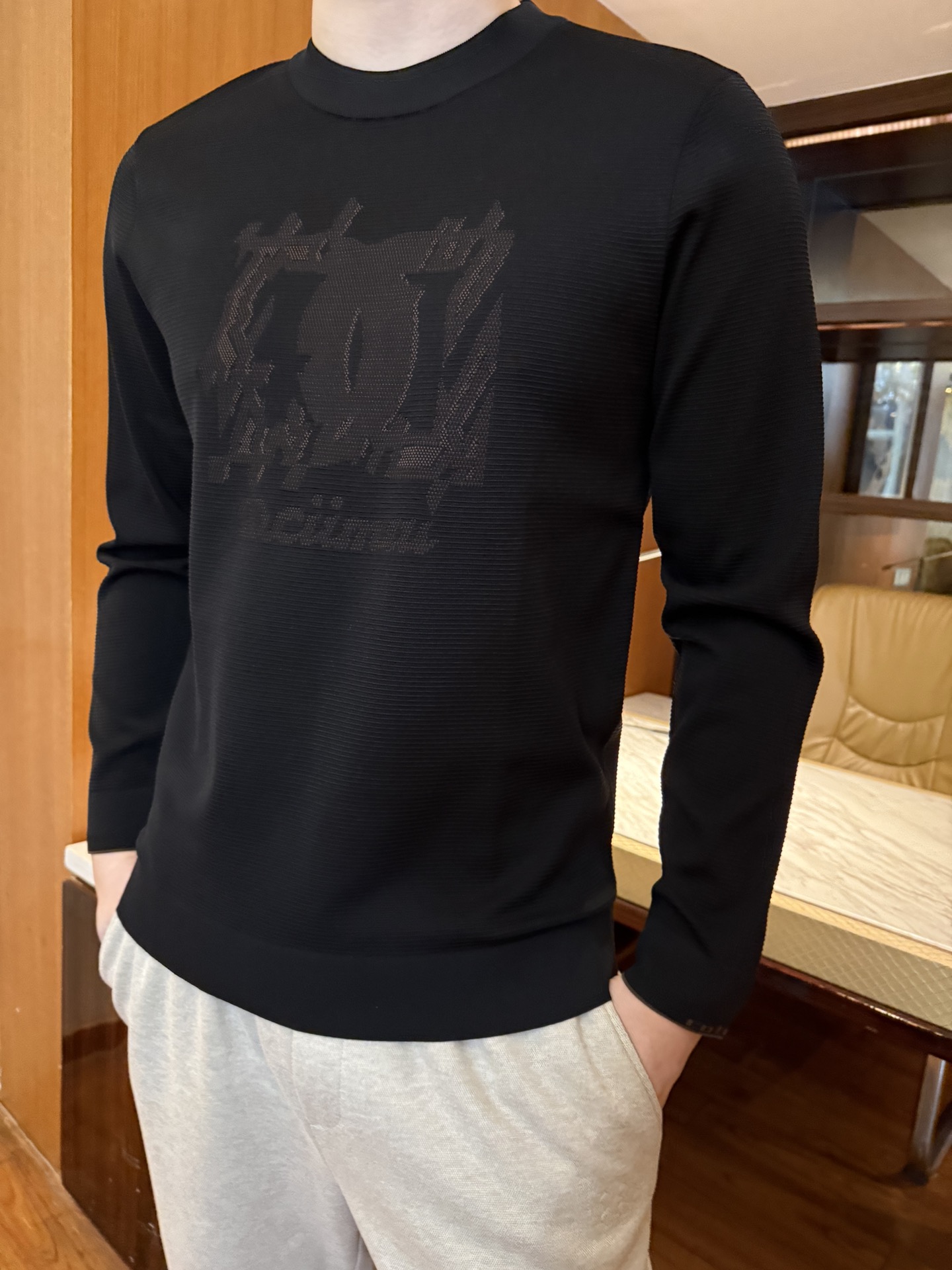 NO:684281,Dolce & Gabbana-2025 new sweatshirt!  It is made of textured knitted fabric, which is soft and elastic to the touch. It is comfortable and breathable to wear, and has good warmth retention. It is suitable for single wear in spring and autumn or as an inner layer in winter. The texture design of the fabric adds visual layering and makes the simple version more textured. Classic round neck design  , simple and elegant, adaptable to various neck lines. The three-dimensional printed pattern on the chest is full of design, adding a trendy atmosphere to the overall look, breaking the monotony of solid color tops. The slim fit fits the body shape, showing neat body lines, and easily creating a fashionable and casual style.  Size: 48-56 (model 180/140 wears 50, with Hong Kong Lane Crawford gift box packaging), Dolce&Gabbana, hoodie, sweatshirts,19860909杜嘉班纳-2025新款卫衣！采用具有纹理感的针织面料,触感柔软且富有弹性,穿着舒适透气,同时具备不错的保暖性,适合春秋季节单穿或冬季内搭.面料的纹理设计增加了视觉层次,让简约版型更具质感.经典圆领设计,简约大方,适配各种脖颈线条.胸前的立体印花图案,设计感十足,为整体造型增添潮流气息,打破纯色上衣的单调感.修身版型贴合身形,能够展现利落的身材线条,轻松打造时尚休闲风格. 码数:48-56(模特180/140穿50,配香港连卡佛礼盒包装),,Dolce&Gabbana,hoodie,sweatshirts,,Men's clothing