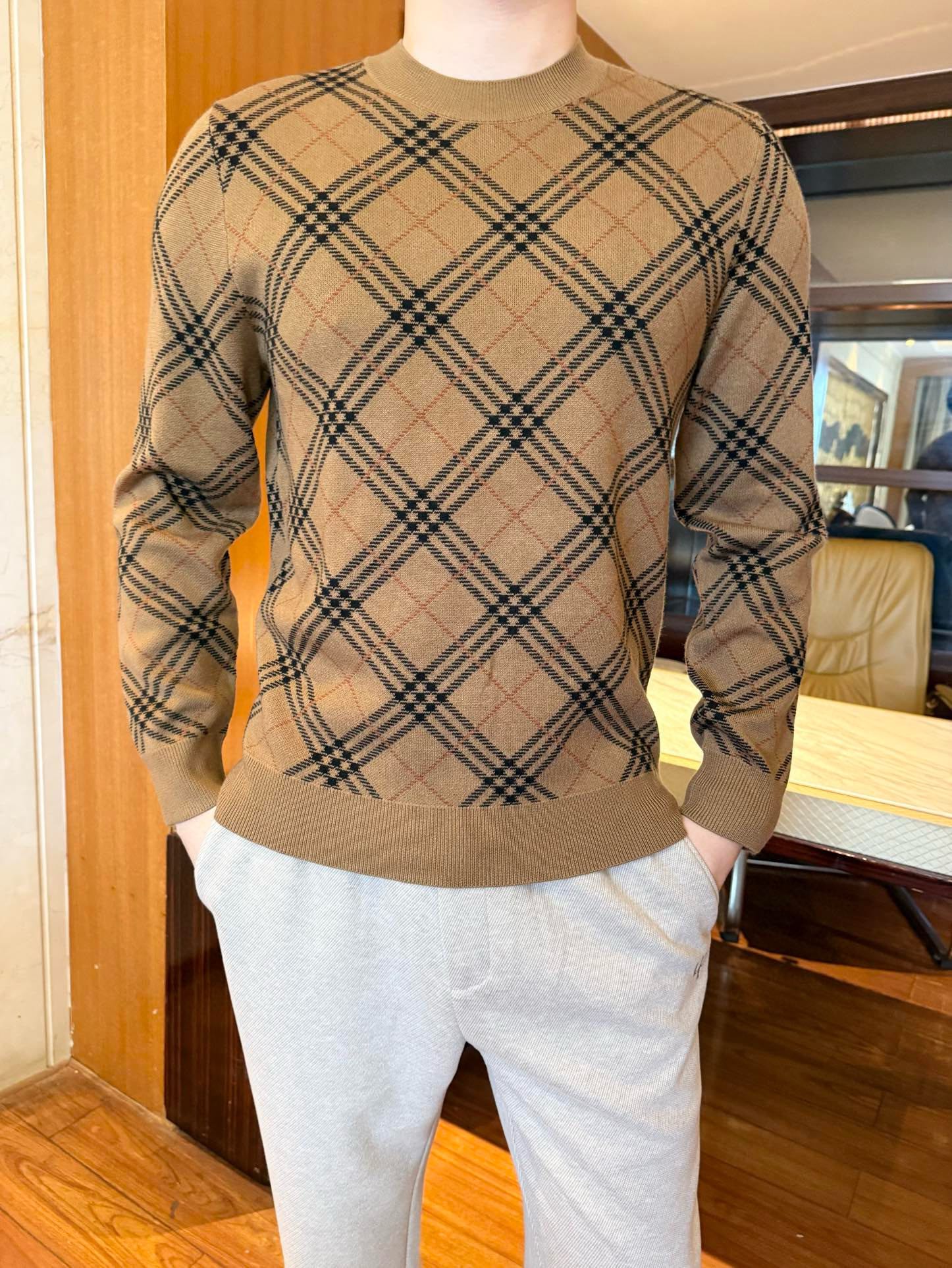 NO:692421,Burberry-2025 new sweater!  Delicate 100% wool material, soft and skin-friendly, close to the skin without pricking the skin; moderate thickness, warm and not bulky, taking into account comfort and practicality. Retro diamond pattern + khaki background, with British style; round neck + elastic edge cuffs/hem, simple and neat and close to the body shape, not baggy and exquisite. The classic plaid element is suitable for a variety of styles. It is recognizable when worn alone, and can also enrich the style when layered with jackets!  Size: 48-56 (model 180/140 wears 50, with Hong Kong Lane Crawford gift box packaging), burberry, jackets & coats, sweaters,19860909巴宝莉-2025新款毛衣！细腻百分百羊毛材质,触感柔软亲肤,贴身穿不扎肤；厚度适中,保暖不臃肿,兼顾舒适与实用性复古菱格纹+卡其底色,自带英伦格调；圆领+弹力收边袖口/下摆,简约利落又贴合身形,不松垮显精致经典格纹元素适配多种风格,单穿有辨识度,叠穿外套也能丰富造型层次！码数:48-56(模特180/140穿50,配香港连卡佛礼盒包装),,burberry,jackets & coats,sweaters,,Men's clothing