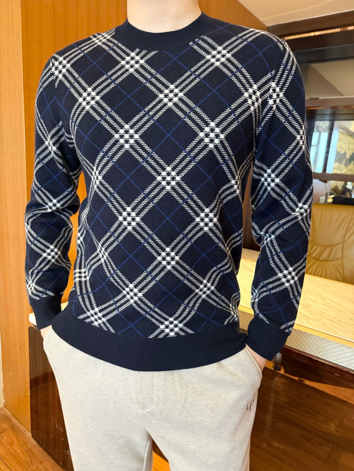 NO:731714,Burberry-2025 new sweater!  Delicate 100% wool material, soft and skin-friendly, close to the skin without pricking; moderate thickness, warm and not bulky, taking into account comfort and practicality. Retro diamond pattern + navy blue background, with British style; round neck + elastic edge cuffs/hem, simple and neat and close to the body shape, not baggy and exquisite. The classic plaid element is suitable for a variety of styles. It is recognizable when worn alone, and can also enrich the look when layered with jackets!  Size: 48-56 (model 180/140 wears 50, with Hong Kong Lane Crawford gift box packaging), burberry, jackets & coats, sweaters,19860909巴宝莉-2025新款毛衣！细腻百分百羊毛材质,触感柔软亲肤,贴身穿不扎肤；厚度适中,保暖不臃肿,兼顾舒适与实用性复古菱格纹+藏青底色,自带英伦格调；圆领+弹力收边袖口/下摆,简约利落又贴合身形,不松垮显精致经典格纹元素适配多种风格,单穿有辨识度,叠穿外套也能丰富造型层次！码数:48-56(模特180/140穿50,配香港连卡佛礼盒包装),,burberry,jackets & coats,sweaters,,Men's clothing