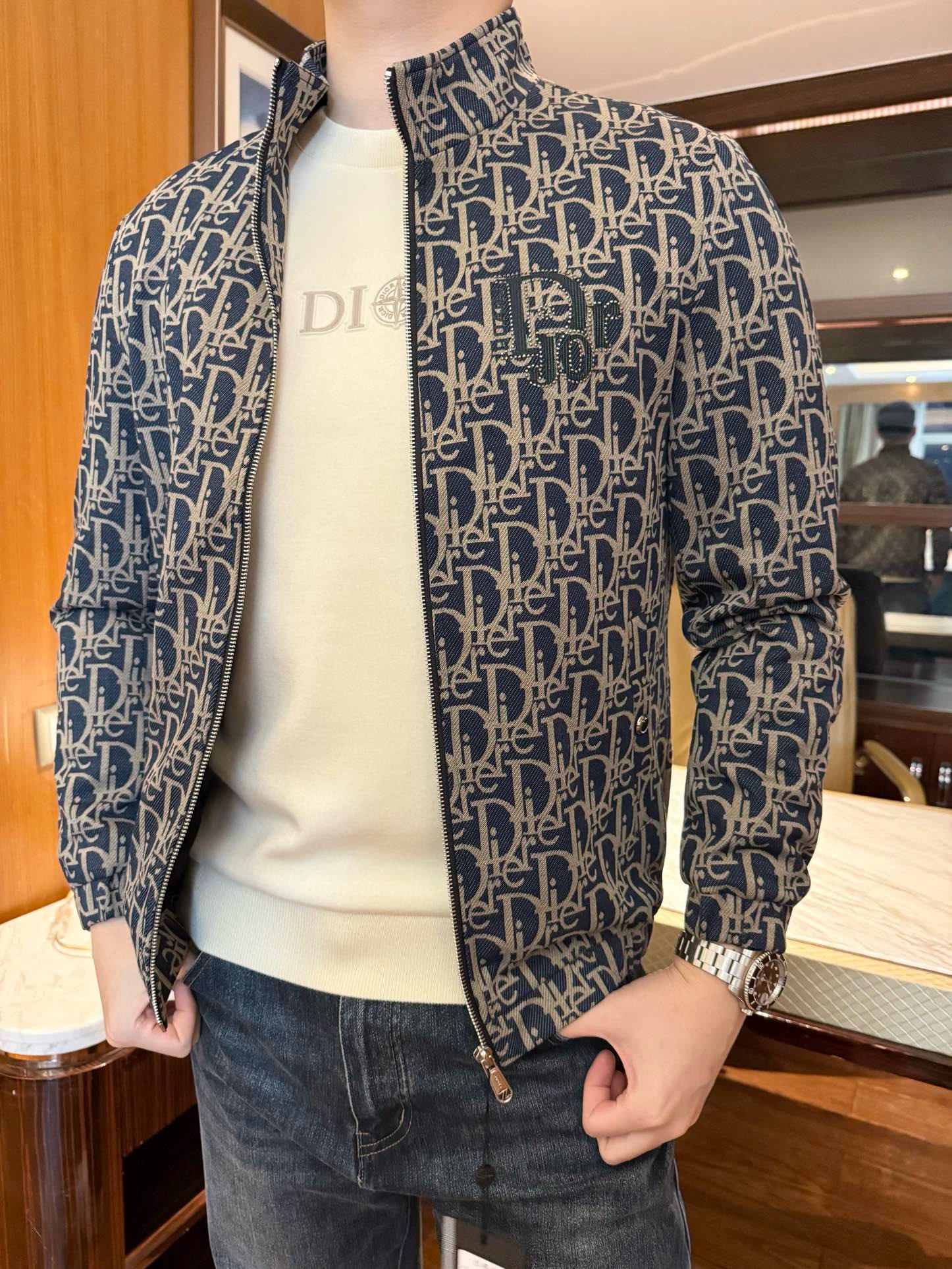 NO:692420,Dior-2025 new jacket!  Made of high-quality jacquard fabric, the classic brand letter pattern all over is exquisite and delicate, highlighting the sense of high-end quality. The fabric has good breathability and stiffness, is comfortable to wear and not easy to wrinkle. The metal zipper in the details is smooth and durable, and the exquisite hardware embellishments enhance the overall texture. The stand-up collar is neat and stylish, easily creating a smart aura.  The overall tailoring fits the body shape, is not too tight and restrictive, and can show neat dressing lines. The all-over printing design is highly recognizable and is the best choice for fashionistas to show their taste. Size: 48-56 (model 180/140 wears 50, with Hong Kong Lane Crawford gift box packaging), dior, jackets  & coats,19860909迪奥-2025新款外套！采用质感上乘的提花面料,满幅经典品牌字母纹样精致细腻,彰显高端品质感.面料兼具良好的透气性与挺括度,穿着舒适且不易起皱,细节处的金属拉链顺滑耐用,精致五金点缀提升整体质感.立领版型利落有型,轻松打造干练气场.整体剪裁贴合身形,既不会过于紧身束缚,又能展现出利落的穿搭线条,满印设计极具辨识度,是时尚达人彰显品味的不二之选.码数:48-56(模特180/140穿50,配香港连卡佛礼盒包装),,dior,jackets & coats,,Men's clothing