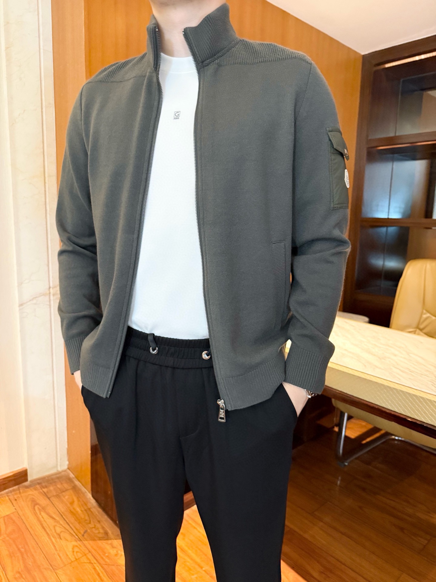 NO:692448,Mengkou-2025 new autumn coat is shipped!  Selected high-quality wool blended knitted fabric, soft and skin-friendly, with excellent warmth retention. It can provide a comfortable feeling when worn alone in spring and autumn or as an inner layer in winter. It also has good breathability and will not get stuffy when worn for a long time. The stand-up collar zipper design is neat and stylish, and the arms are spliced with nylon pockets and decorated with brand badges. The simple knitted style is infused with workwear-style details to break the monotony; the overall fit is slim and not tight.  It is stretchy, fits the body shape and can modify the lines. The classic dark green is easy to wear and can seamlessly connect casual and light business scenes. Different color sweaters and shirts can be worn inside to create a coordinated look, realizing the possibility of 'one garment with multiple styles'. Size 48-56 (model 180/140 wears 50, with Hong Kong Lane Crawford gift box packaging), Moncler, jackets  & coats,shirts,19860909蒙口-2025秋季新款外套出货！精选优质羊毛混纺针织面料,触感柔软亲肤,保暖性优异,春秋季节单穿或冬季内搭都能提供舒适体感,同时兼具良好的透气性,长时间穿着不易闷热.立领拉链设计利落有型,手臂处拼接尼龙口袋并饰有品牌徽章,为简约针织款注入工装风细节,打破单调感；整体版型修身不紧绷,贴合身形又能修饰线条.经典墨绿色易搭属性强,可无缝衔接休闲与轻商务场景,内搭不同色系针织衫、衬衫都能打造协调造型,实现“一衣多风格”的穿搭可能性.码数48-56（模特180/140穿50,配香港连卡佛礼盒包装）,,Moncler,jackets & coats,shirts,,Men's clothing