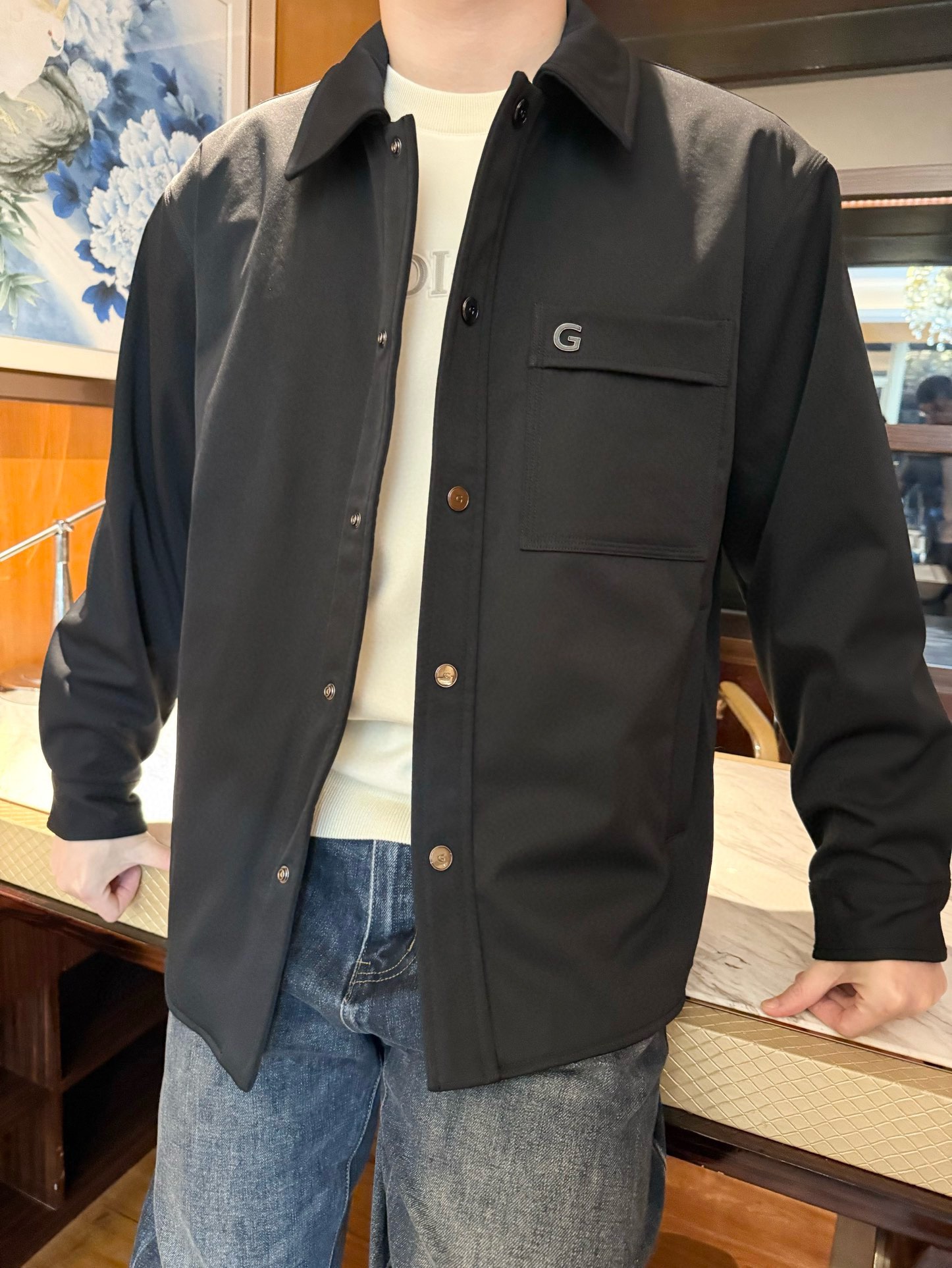 NO:731683,Gucci - 2025 new shirt jacket is made of matte anti-wrinkle fabric, soft to the touch but with a crisp silhouette, three-dimensional work pockets, and low-key 'G' logo embellishment, taking into account both a casual and relaxed feel and a refined and high-end feel. Light, warm and not bloated pragmatism  The inner lining is light and breathable, making it comfortable and not stuffy when worn alone in spring and autumn, and does not feel heavy when worn in layers in early winter, saying goodbye to the worry of 'wrapping rice dumplings'. The loose fit is suitable for various body types, and it can be worn open as a casual jacket. Button it up and it turns into a textured shirt in seconds, making it easy to switch between casual and light business styles. Size 48-56 (model 180/140 wears 50, comes with Hong Kong Lane Crawford gift box packaging), jackets & coats, shirts,19860909古琦-2025新款衬衣外套 采用哑光防皱面料,触感柔软却自带挺括轮廓,立体工装口袋,低调“G”标点缀,兼顾休闲松弛感与精致高级感.轻暖不臃肿的实用主义 内里衬里轻薄透气,春秋单穿舒适不闷,初冬叠穿也毫无厚重感,告别“裹粽子”烦恼.宽松版型适配各种身材,敞开穿是随性外套,扣起纽扣秒变质感衬衫,轻松切换休闲/轻商务风格.码数48-56（模特180/140穿50,配香港连卡佛礼盒包装）,,jackets & coats,shirts,,Men's clothing