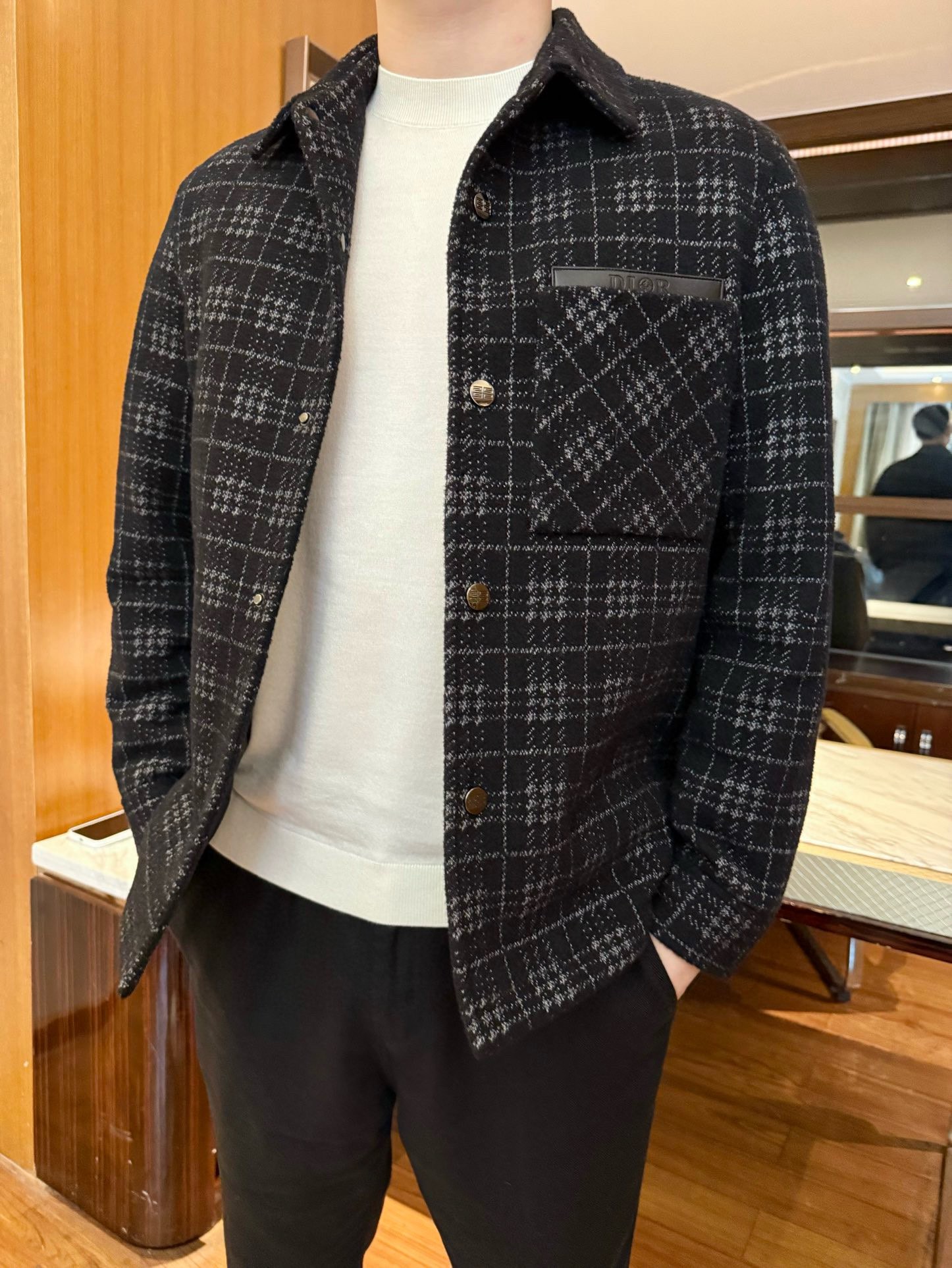 NO:692419,Dior-2025 new down jacket!  The textured ceiling, tweed plaid fabric + shirt-style version, has a retro and high-end feel, breaking the stereotype of 'bloated and rustic' down jackets. It has a delicate texture to the touch and looks more refined and noble visually. The outer layer of tweed is windproof and temperature-locking, and the inner layer is filled with light down, which can both  It can withstand the coolness in the morning and evening in autumn and winter, but it is not as bulky as traditional down jackets. The metal buttons + low-key brand logo are simple and unobtrusive; the hidden zipper + lapel design can be worn with a suit in business situations and a sweater in leisure time. It is an all-purpose model for 'one garment with multiple styles'!  Size: 50-54 (model 180/140 wears 50, with Hong Kong Lane Crawford gift box packaging), dior, hoodie, sweatshirts, shirts, down jacket, business suit,19860909迪奥-2025新款羽绒服！质感天花板,粗花呢格纹面料+衬衫式版型,自带复古高级感,打破羽绒服“臃肿土气”的刻板印象,摸上去有细腻肌理,视觉上更显精致显贵,外层粗花呢防风锁温,内里填充轻盈羽绒,既能抗住秋冬早晚凉意,又不会像传统羽绒服那样显笨重,金属纽扣+低调品牌标识,简约不张扬；暗藏拉链+翻领设计,商务场合能搭西装,休闲时配卫衣也不违和,是“一衣多风格”的万能款！码数:50-54(模特180/140穿50,配香港连卡佛礼盒包装),,dior,hoodie,sweatshirts,shirts,down jacket,business suit,,Men's clothing