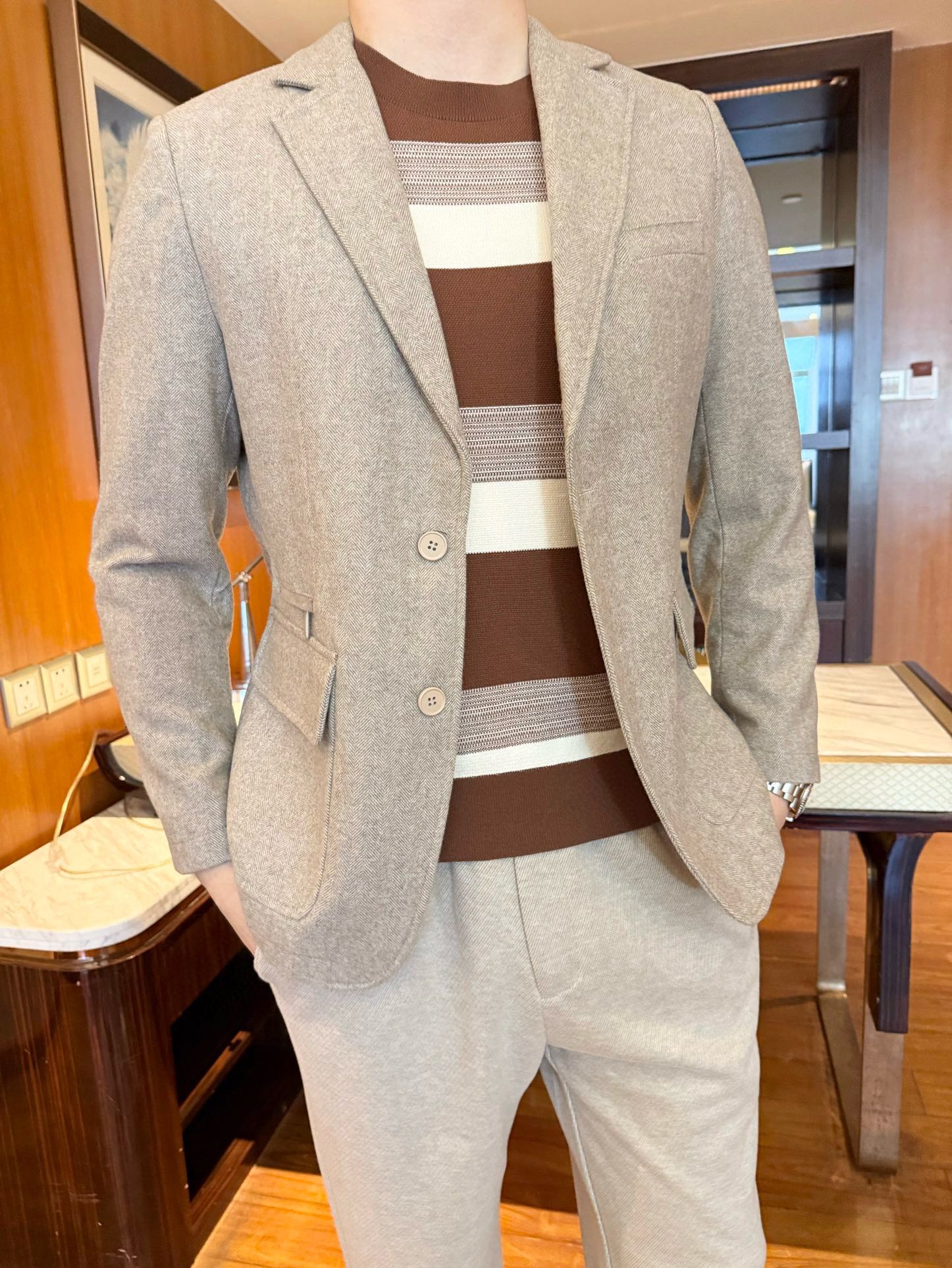 NO:728680,Ermenegildo Zegna-2025 new single suit!  Made of herringbone woolen material, it has a warm autumn and winter texture, is soft and smooth, and is anti-wrinkle. It has a delicate velvet feel to the touch, and its warmth is suitable for late autumn and early winter. The elbows are spliced with leather patches, which are wear-resistant and practical; the single-breasted button + flat lapel collar is simple and neat, and the back is waisted.  The cut is slim but not sloppy, and the details hide a sense of sophistication. The coat can be worn alone or layered, suitable for various scene styles. Size: 48-56 (model 180/140 wears 50, comes with Hong Kong Lane Crawford gift box packaging),,zegna,19860909杰尼亚-2025新款单西！人字纹毛呢材质,自带秋冬暖调肌理感,柔软垂顺还抗皱,触摸有细腻绒感,保暖性适配深秋初冬~手肘拼接皮质贴片,耐磨实用；单排扣+平驳领简约利落,后背收腰剪裁显瘦不拖沓,细节藏着精致感.可单穿也能叠穿大衣,适配多场景风格.码数:48-56(模特180/140穿50,配香港连卡佛礼盒包装),,zegna,,Men's clothing