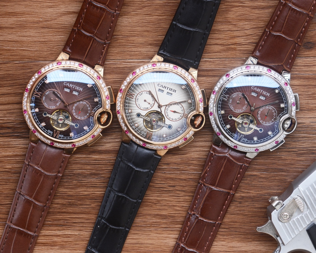 白650，金670，钢带加30
男人挚爱   篮气球腕表⌚️
【最新】：卡地亚🔥最佳设计🔥独家首发🔥
【类型】：精品男士腕表
【表带】：真牛皮/316精钢表带
【机芯】：全自动机械机芯
【镜面】：矿物质强化玻璃（更高清）
品味高雅 浩瀚大气 匠心独运 腕间瑰宝
尺寸：直径41mm厚12mm热卖上市！欢迎转载！