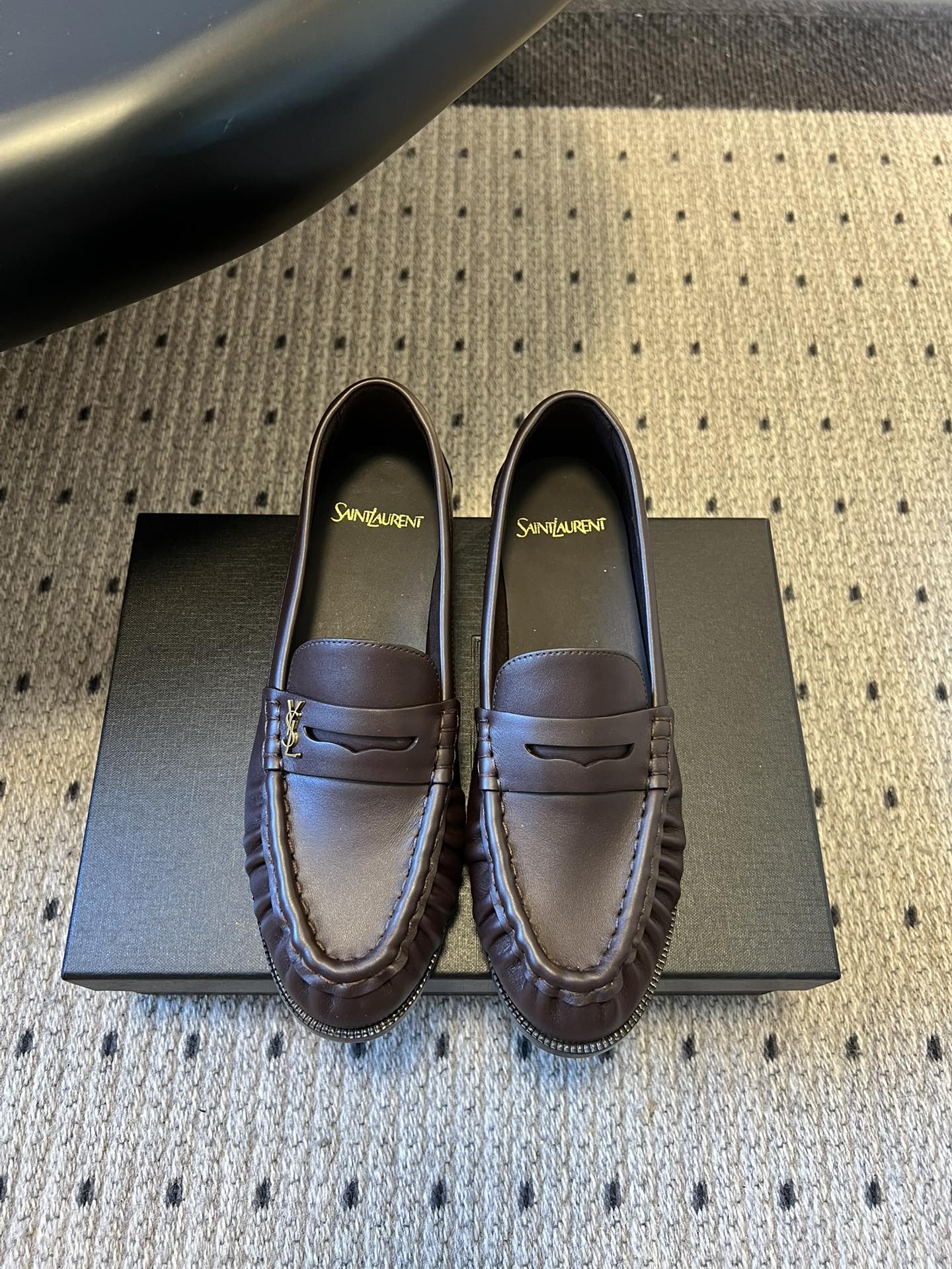 NO:681593,Saintlauren*25ss autumn and winter retro textured loafers are casual shoes with a low-top flat-soled design, smooth lines and fit for the foot shape, with both commuting and leisure attributes. They are made of patent leather, crocodile pattern embossed leather, suede, leopard print horse hair and other multiple materials. The patent leather model has its own gloss, the suede model has a soft texture, and the leopard print horse hair model is more personalized.  The shoe body bears the brand's iconic metal YSL logo, the toe is rounded, and the upper is decorated with pleats, taking into account both beauty and practicality. The color scheme is rich, including basic colors such as classic black, burgundy, caramel brown, and off-white, as well as personalized models with leopard print, which can adapt to different styles. Cowhide upper, sheepskin lining, leather outsole, 2.5cm higher  Size 35-41 (customized sizes 40 and 41 are non-refundable), loafers, saint laurent, saint laurent, loafers, cowhide, sheepskin, chamois leather, Leather soles19860909Saintlauren*25ss秋冬复古质感乐福鞋休闲鞋 鞋型为低帮平底设计,线条流畅且贴合脚型,兼具通勤与休闲属性.使用漆皮、鳄鱼纹压花皮、反绒麂皮、豹纹马毛等多元材质,漆皮款自带光泽感,麂皮款质感柔软,豹纹马毛款则更具个性. 鞋身带有品牌标志性的金属YSL标识,鞋头为圆润造型,鞋帮处有褶皱装饰,兼顾美观与实用性.配色丰富,包含经典黑、酒红、焦糖棕、米白等基础色,还有豹纹印花的个性款,能适配不同穿搭风格. 鞋面牛皮 内里羊皮 大底真皮大底 增高2.5cm size35-41码（40、41码定制不退换）,乐福鞋,saint laurent,saint laurent,loafers,cowhide,sheepskin,chamois leather,Leather soles,Women's Shoes