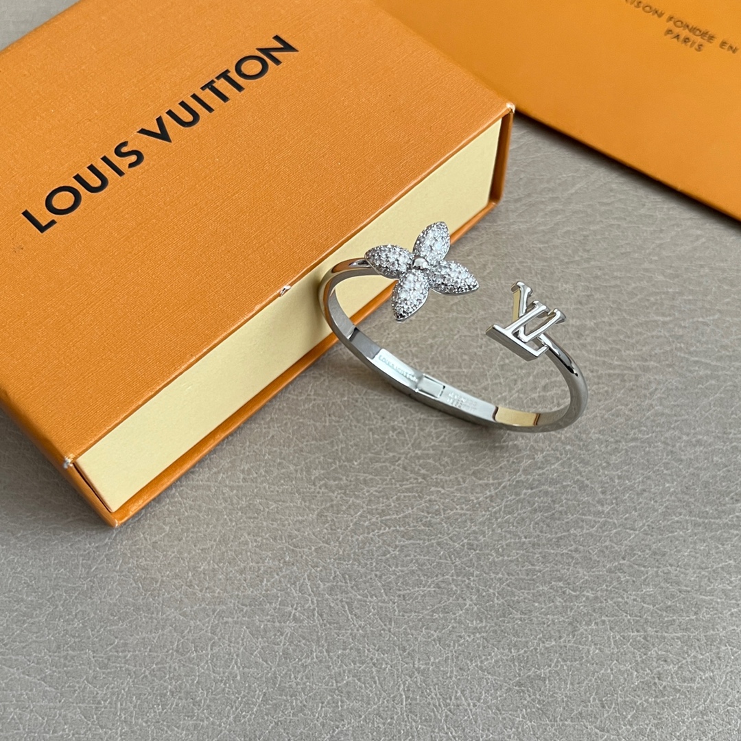 】LV手镯👍原版制作、高版本 厚金电镀✨每一个细节媲美专柜正品，业内仅此一家全世界专柜自购正品打版，这样