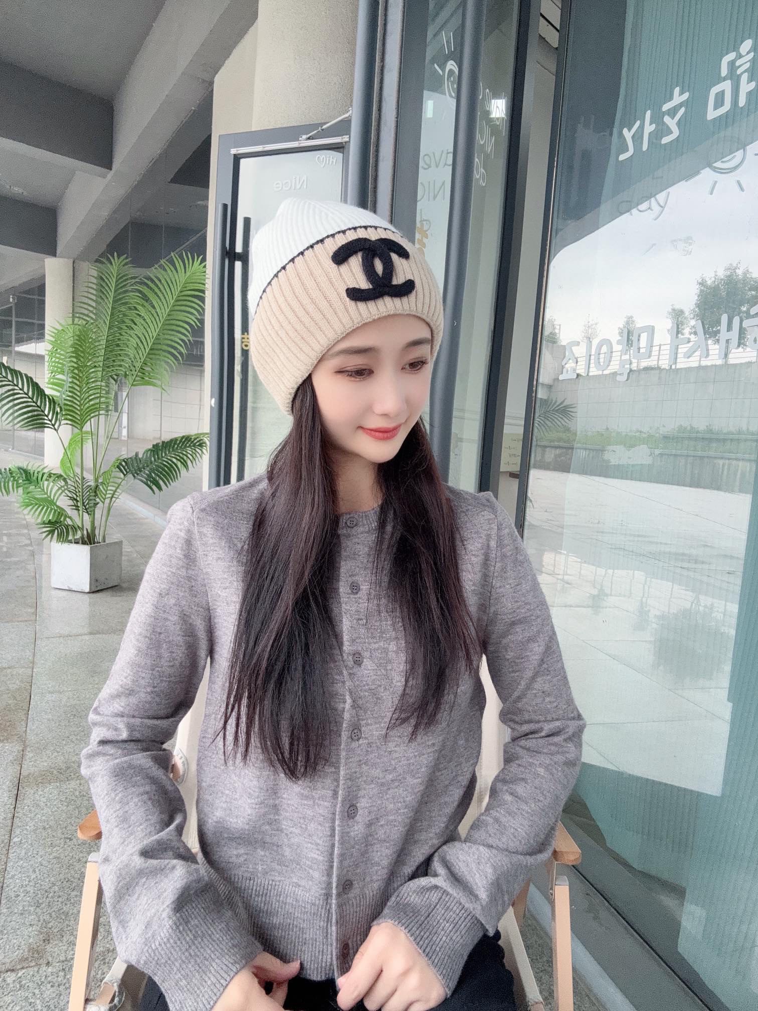 NO:670667,Chanel official website quality Chanel autumn and winter Internet celebrity fashion blogger recommended knitted hat, which hides a quiet sense of luxury. Every line is neat and generous, simple but not simple, generous and stylish. Every detail shows high-end taste, and the sense of fashion becomes more and more intriguing in the restraint. Hats, fisherman hats, baseball caps, knitted hats, hats, chanel, chanel, espadrilles, hats19860909Chanel官网品质香奈儿秋冬网红时尚博主推荐款针织帽,藏着不动声色的高级感,每一处线条都透着利落大方,简约而不简单,大方且不失格调,处处细节都彰显着高端品味,时尚感在克制中愈发耐人寻味.帽子渔夫帽棒球帽针织帽,帽子,chanel,chanel,espadrilles,hats,hat