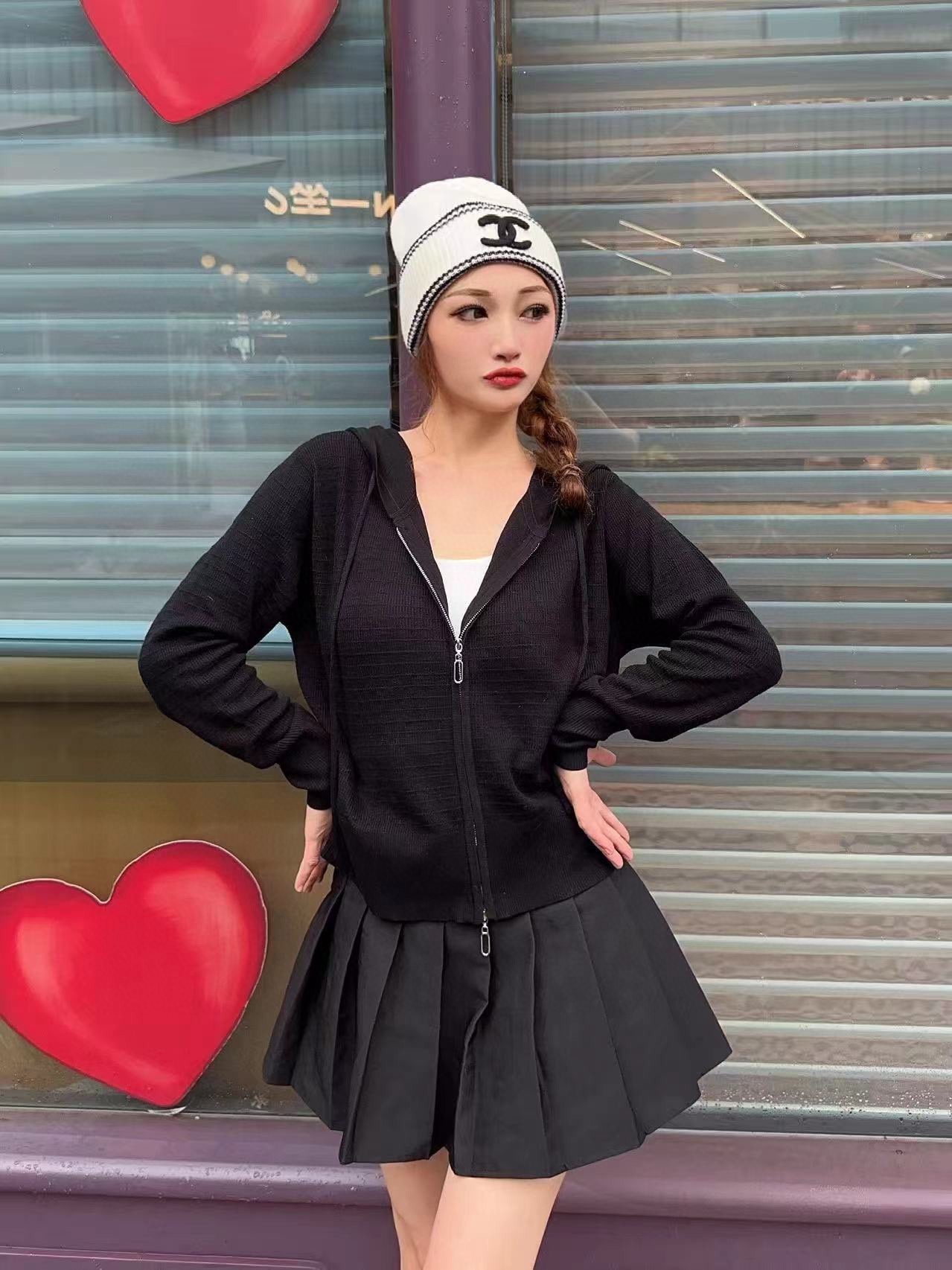 NO:670500,Chanel official website quality Chanel autumn and winter Internet celebrity fashion blogger recommended knitted hat, which hides a quiet sense of luxury. Every line is neat and generous, simple but not simple, generous and stylish. Every detail shows high-end taste, and the sense of fashion becomes more and more intriguing in the restraint. Hats, fisherman hats, baseball caps, knitted hats, hats, chanel, chanel, espadrilles, hats19860909Chanel官网品质香奈儿秋冬网红时尚博主推荐款针织帽,藏着不动声色的高级感,每一处线条都透着利落大方,简约而不简单,大方且不失格调,处处细节都彰显着高端品味,时尚感在克制中愈发耐人寻味.帽子渔夫帽棒球帽针织帽,帽子,chanel,chanel,espadrilles,hats,hat