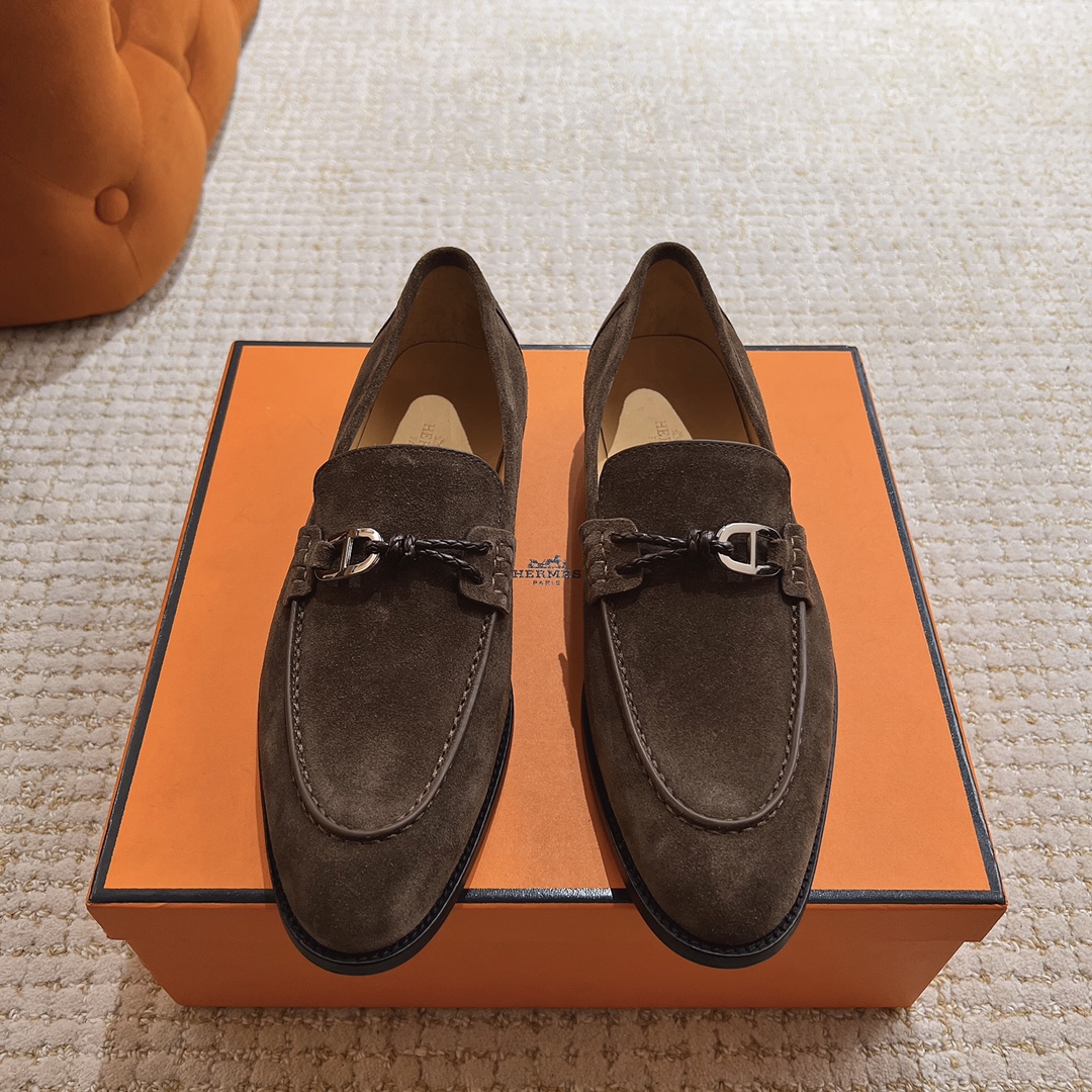NO:680354,Wando’s latest 2025 HERME…S cowhide loafers, with inseam soles and iconic Paris shoe buckles. Create a fashionable and modern look. Classic shoe shape with full cowhide upper. More fashionable than ordinary formal wear, easy to match, a fashion must-have!  Cowhide lining, leather sole imported from Italy, original packaging!   Top men's models 39-46, (38, 45, 46 customized), hermes, loafers, cowhide19860909莞货2025最新HERME…S 牛皮乐福鞋,搭配内缝线鞋底和标志性Paris鞋扣. 打造时尚摩登造型. 经典鞋型 搭配全牛皮鞋面. 比普通正装时髦好搭配,时尚必备品！ 内里牛皮、鞋底意大利进口皮底 原版包装！  顶级男款39-46、（38、45、46订制）,,hermes,loafers,cowhide,Men's shoes