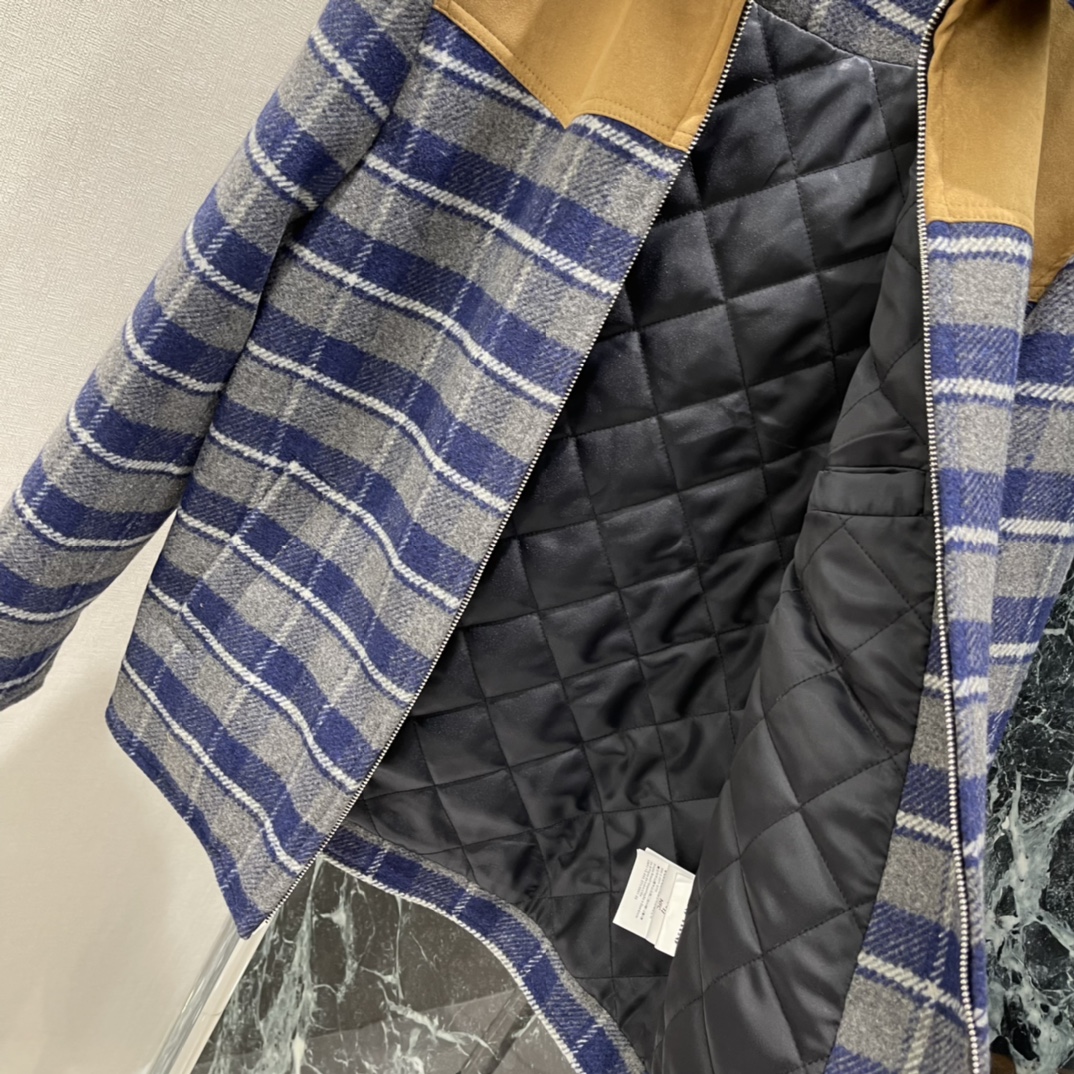 Miu 25秋冬新款 格纹拼接外套 采用深蓝灰色格纹+棕色麂皮翻领 复古又有层次感 宽松版型 随性又时髦