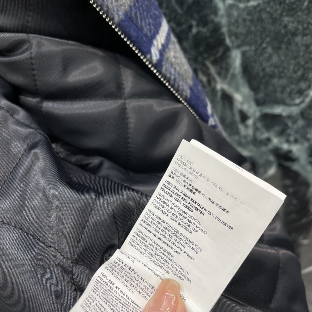 Miu 25秋冬新款 格纹拼接外套 采用深蓝灰色格纹+棕色麂皮翻领 复古又有层次感 宽松版型 随性又时髦