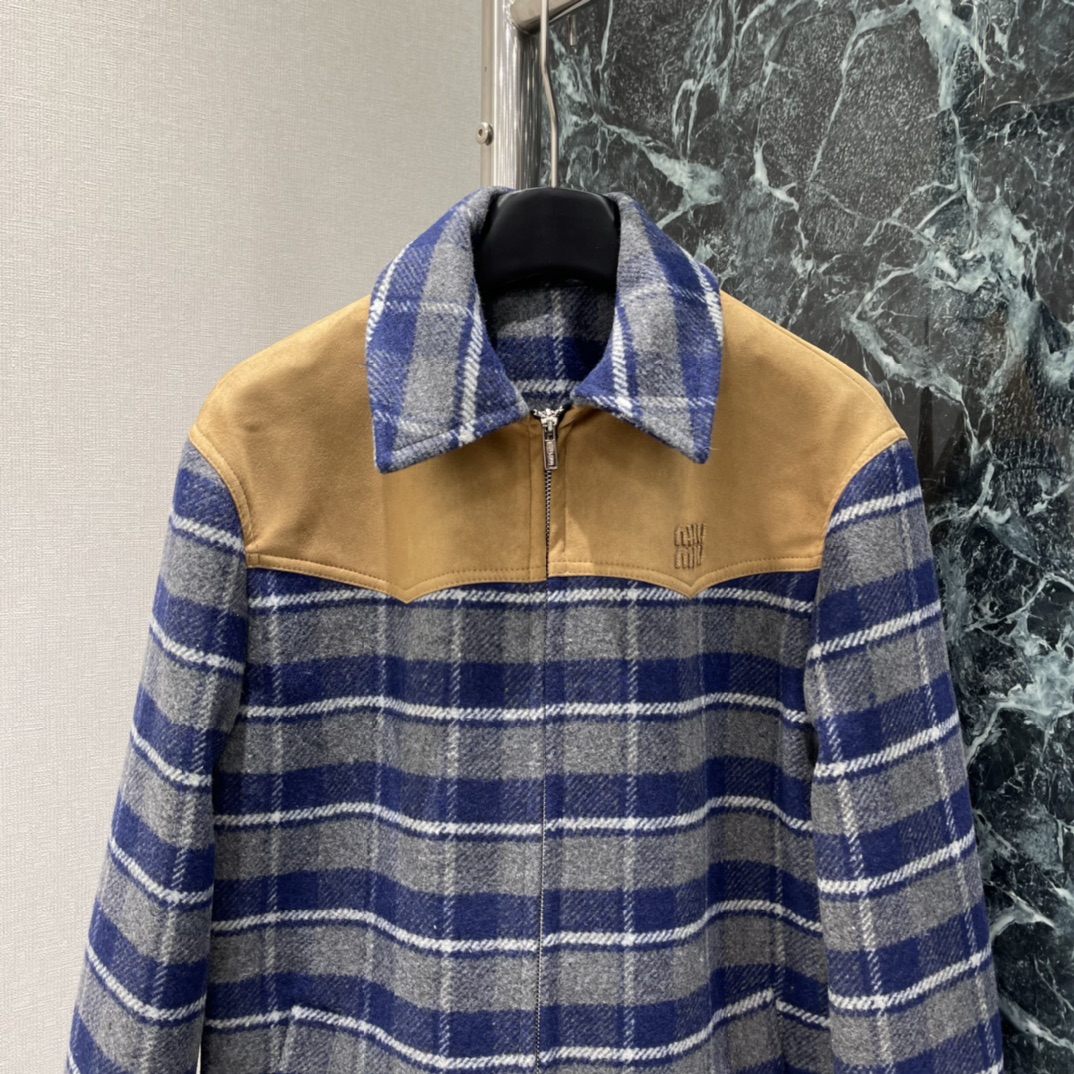 Miu 25秋冬新款 格纹拼接外套 采用深蓝灰色格纹+棕色麂皮翻领 复古又有层次感 宽松版型 随性又时髦