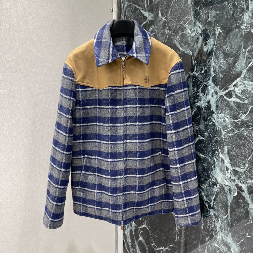 Miu 25秋冬新款 格纹拼接外套 采用深蓝灰色格纹+棕色麂皮翻领 复古又有层次感 宽松版型 随性又时髦
