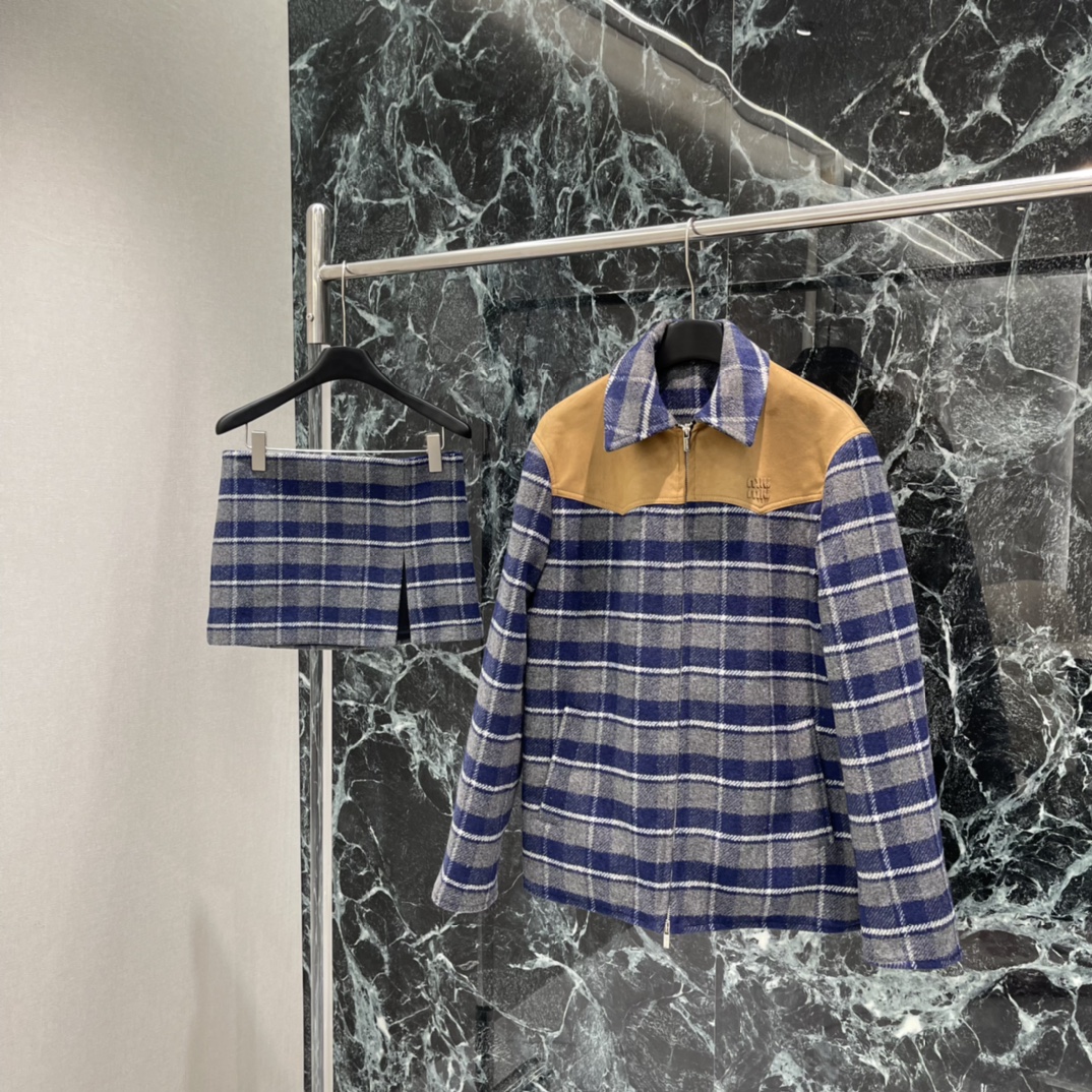 Miu 25秋冬新款 格纹拼接外套 采用深蓝灰色格纹+棕色麂皮翻领 复古又有层次感 宽松版型 随性又时髦
