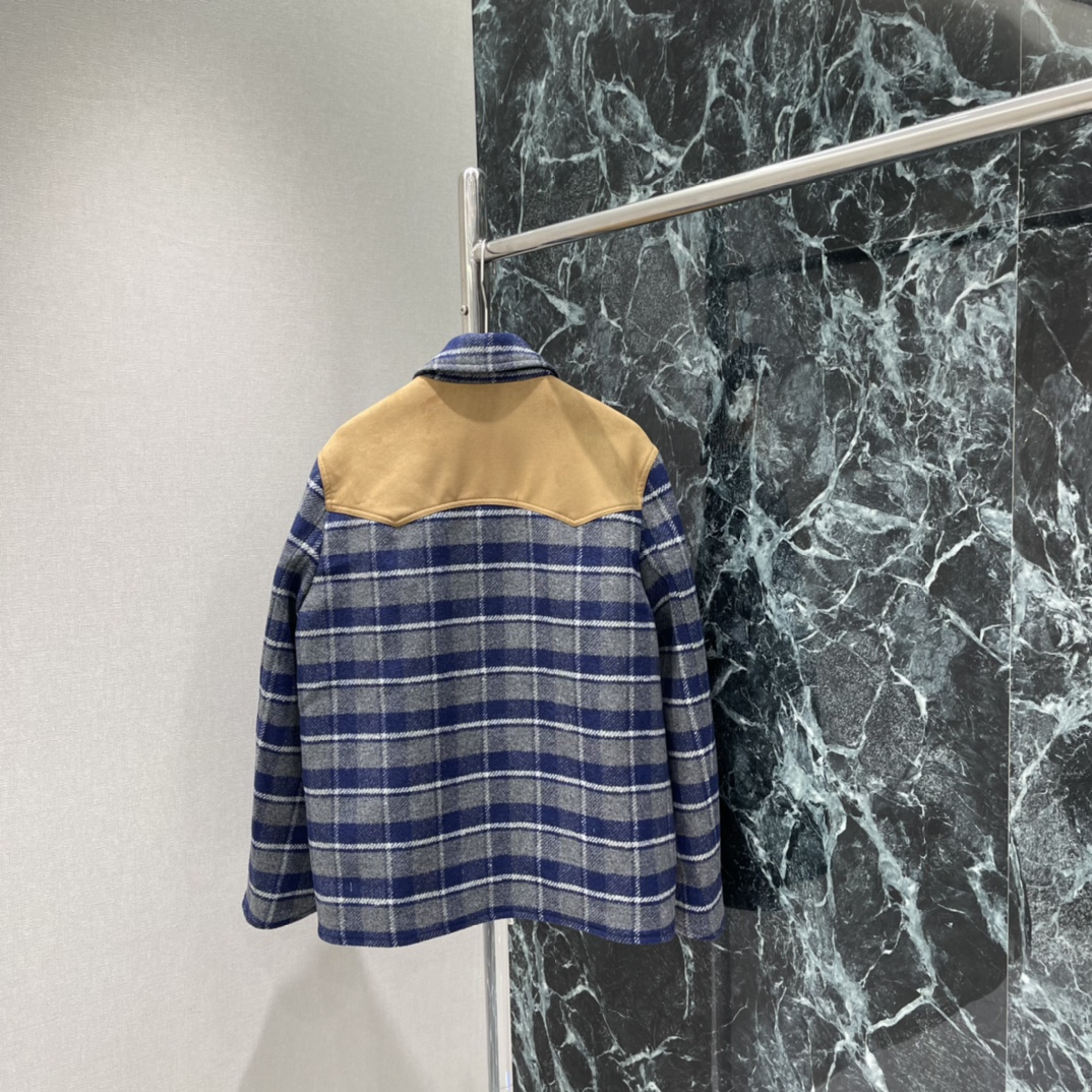 Miu 25秋冬新款 格纹拼接外套 采用深蓝灰色格纹+棕色麂皮翻领 复古又有层次感 宽松版型 随性又时髦