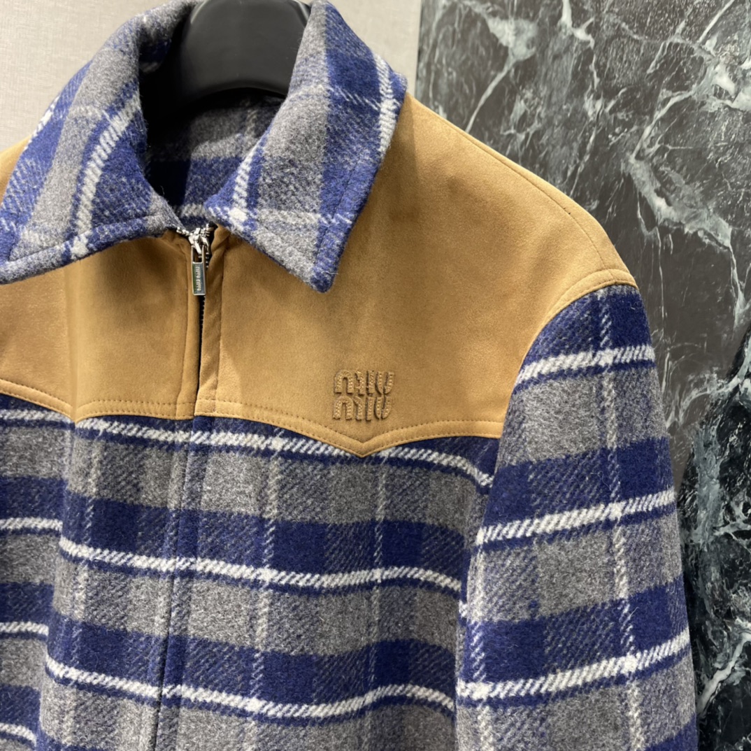 Miu 25秋冬新款 格纹拼接外套 采用深蓝灰色格纹+棕色麂皮翻领 复古又有层次感 宽松版型 随性又时髦