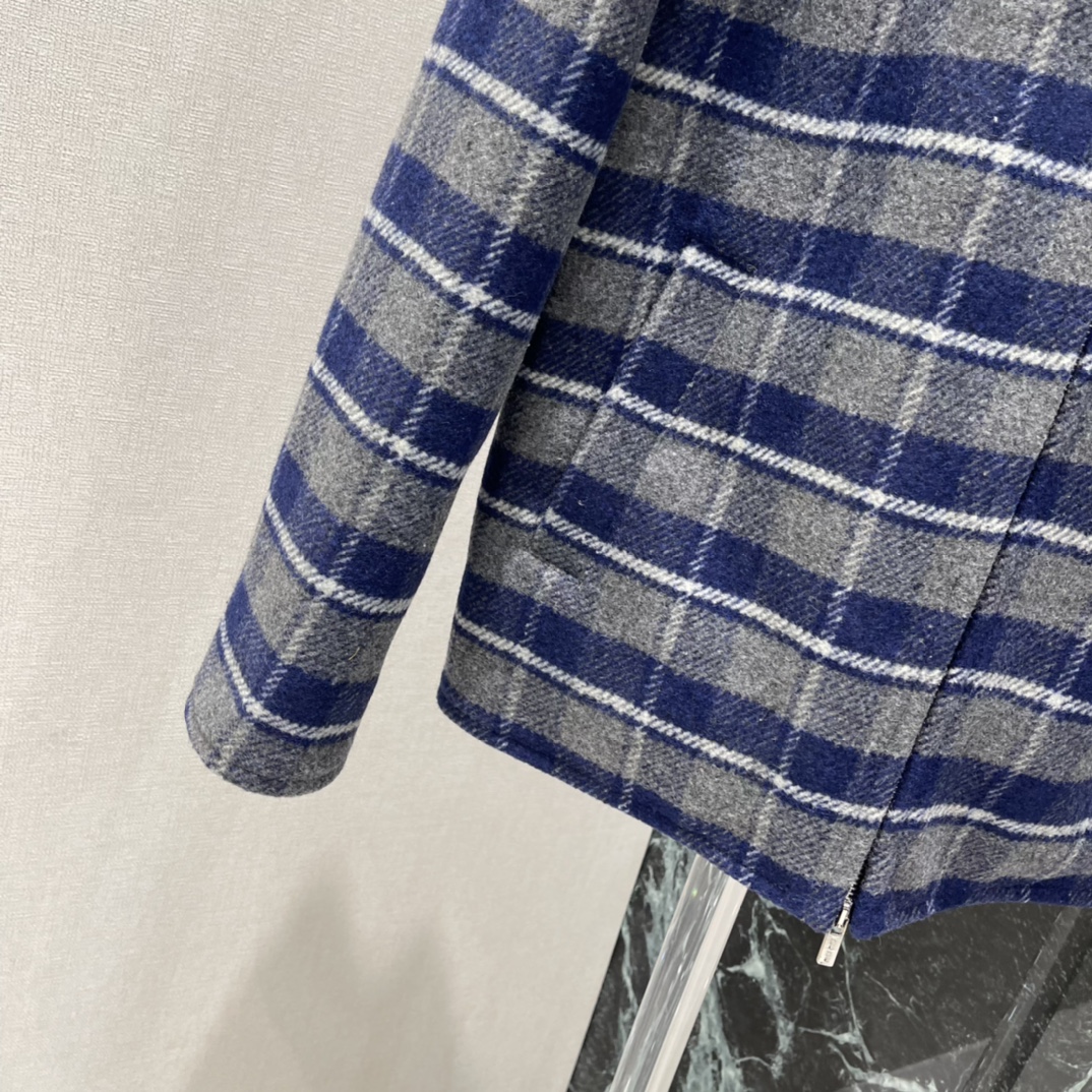 Miu 25秋冬新款 格纹拼接外套 采用深蓝灰色格纹+棕色麂皮翻领 复古又有层次感 宽松版型 随性又时髦