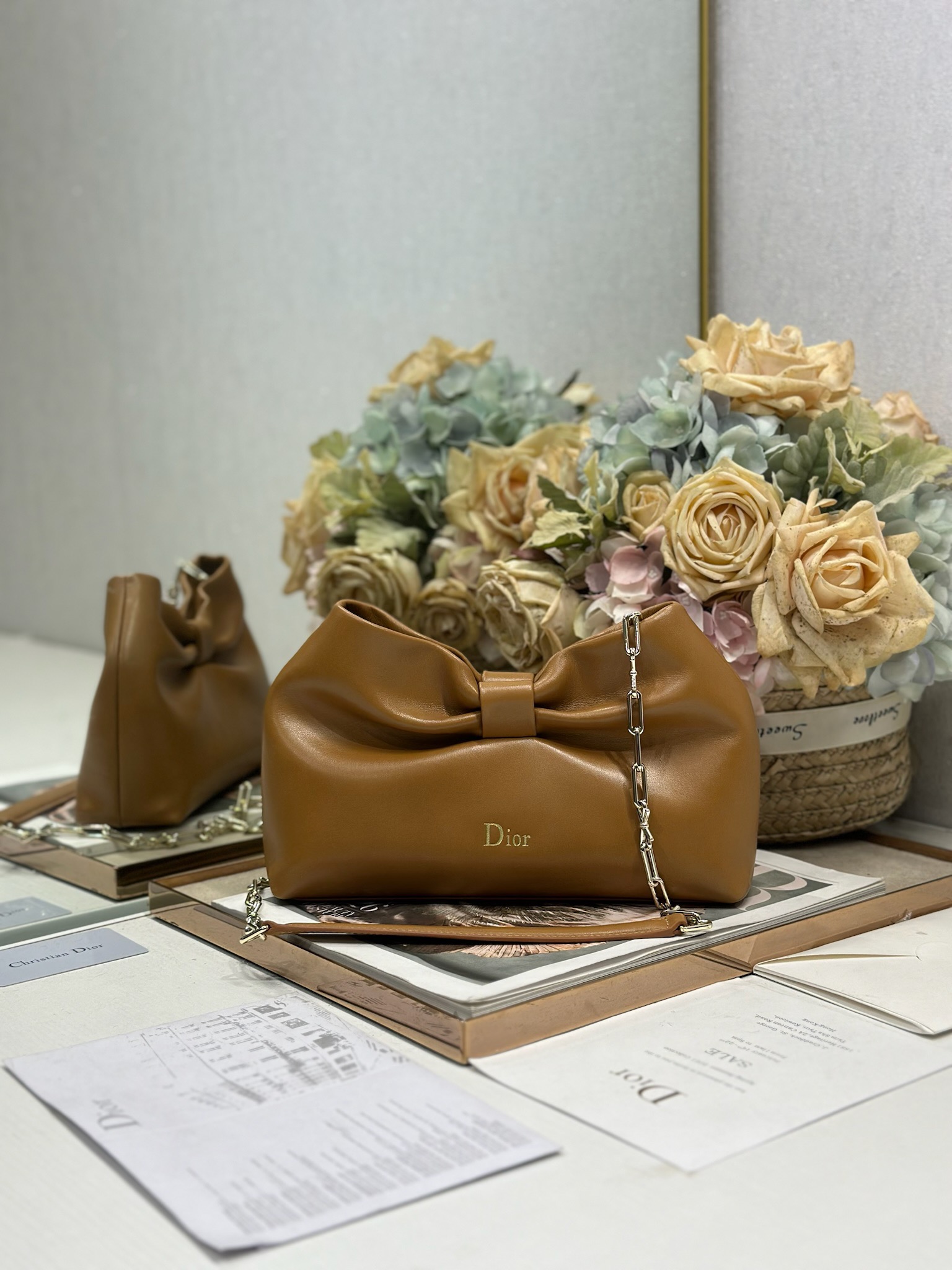 NO:670855,Authentic Dior-LAMBSKIN 2026 Spring and Summer New Handbag 'Apricot Light Gold Chain' LAMBSKIN chain bag, brand new bag shape, calf leather texture, elegant and practical style, can store a variety of daily necessities, is an ideal companion for day and evening wear. The detachable chain is embellished with a bow for more exquisiteness, and can be carried by hand or cross-body. Model 0714  Size 27×8×18cm (length×width×height), DIOR, dior, cowhide19860909正品级 Dior-LAMBSKIN 2026春夏 新款手袋 「杏色 浅金链」 LAMBSKIN链条包,全新的包形,小牛皮革的质感,优雅大气,款式实用,可收纳各种日常用品,是日装和晚装的理想良伴.可拆卸链条以蝴蝶结点缀更显精致,可手提或斜挎. 型号0714 尺寸27×8×18cm（长×宽×高）,DIOR,dior,cowhide,Bag