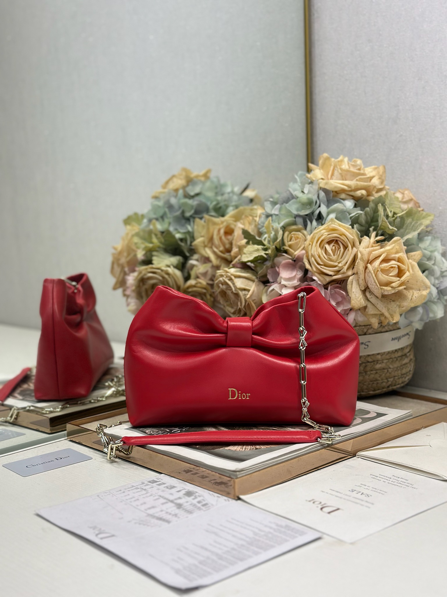 NO:670849,Authentic Dior-LAMBSKIN 2026 Spring and Summer New Handbag 'Big Red Light Gold Chain' LAMBSKIN chain bag, brand new bag shape, calf leather texture, elegant and practical style, can store various daily necessities, is an ideal companion for day and evening wear. The detachable chain is embellished with bows to make it more refined, and can be carried by hand or cross-body. Model 0714  Size 27×8×18cm (length×width×height), DIOR, dior, cowhide19860909正品级 Dior-LAMBSKIN 2026春夏 新款手袋 「大红色 浅金链」 LAMBSKIN链条包,全新的包形,小牛皮革的质感,优雅大气,款式实用,可收纳各种日常用品,是日装和晚装的理想良伴.可拆卸链条以蝴蝶结点缀更显精致,可手提或斜挎. 型号0714 尺寸27×8×18cm（长×宽×高）,DIOR,dior,cowhide,Bag