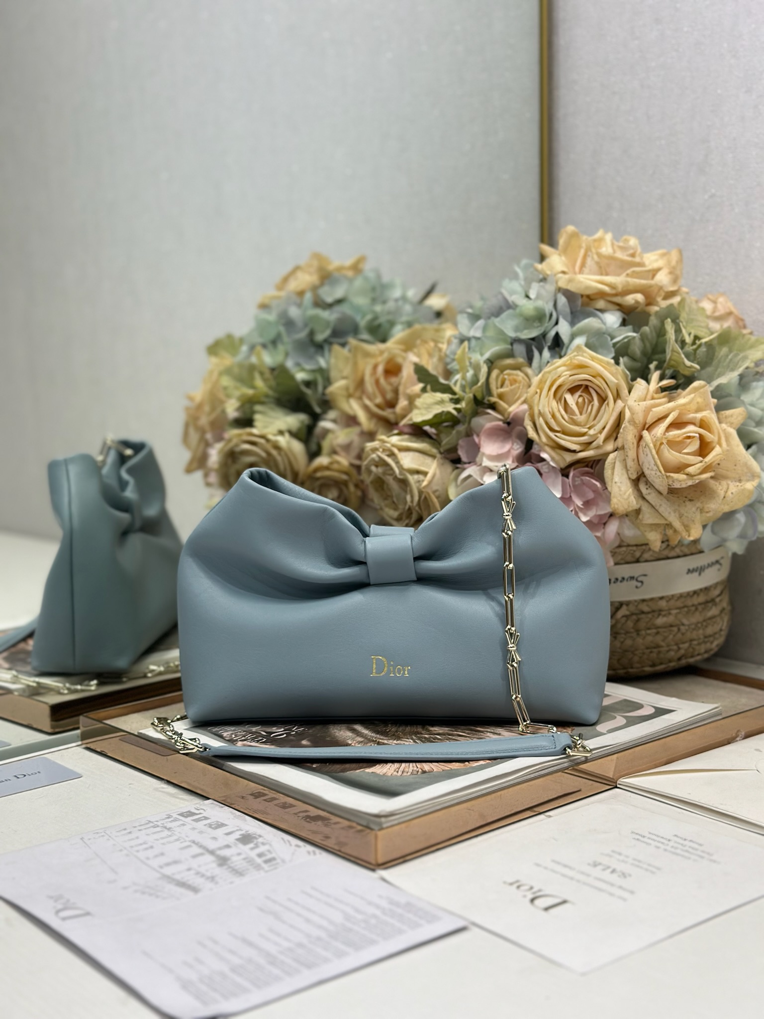 NO:670840,Authentic Dior-LAMBSKIN 2026 spring and summer new handbag 'Cloud Blue Light Gold Chain' LAMBSKIN chain bag, brand new bag shape, calf leather texture, elegant and practical style, can store various daily necessities, is an ideal companion for day and evening wear. The detachable chain is embellished with bows for more exquisiteness, and can be carried by hand or cross-body. Model 0714  Size 27×8×18cm (length×width×height), DIOR, dior, cowhide19860909正品级 Dior-LAMBSKIN 2026春夏 新款手袋 「云雾蓝 浅金链」 LAMBSKIN链条包,全新的包形,小牛皮革的质感,优雅大气,款式实用,可收纳各种日常用品,是日装和晚装的理想良伴.可拆卸链条以蝴蝶结点缀更显精致,可手提或斜挎. 型号0714 尺寸27×8×18cm（长×宽×高）,DIOR,dior,cowhide,Bag