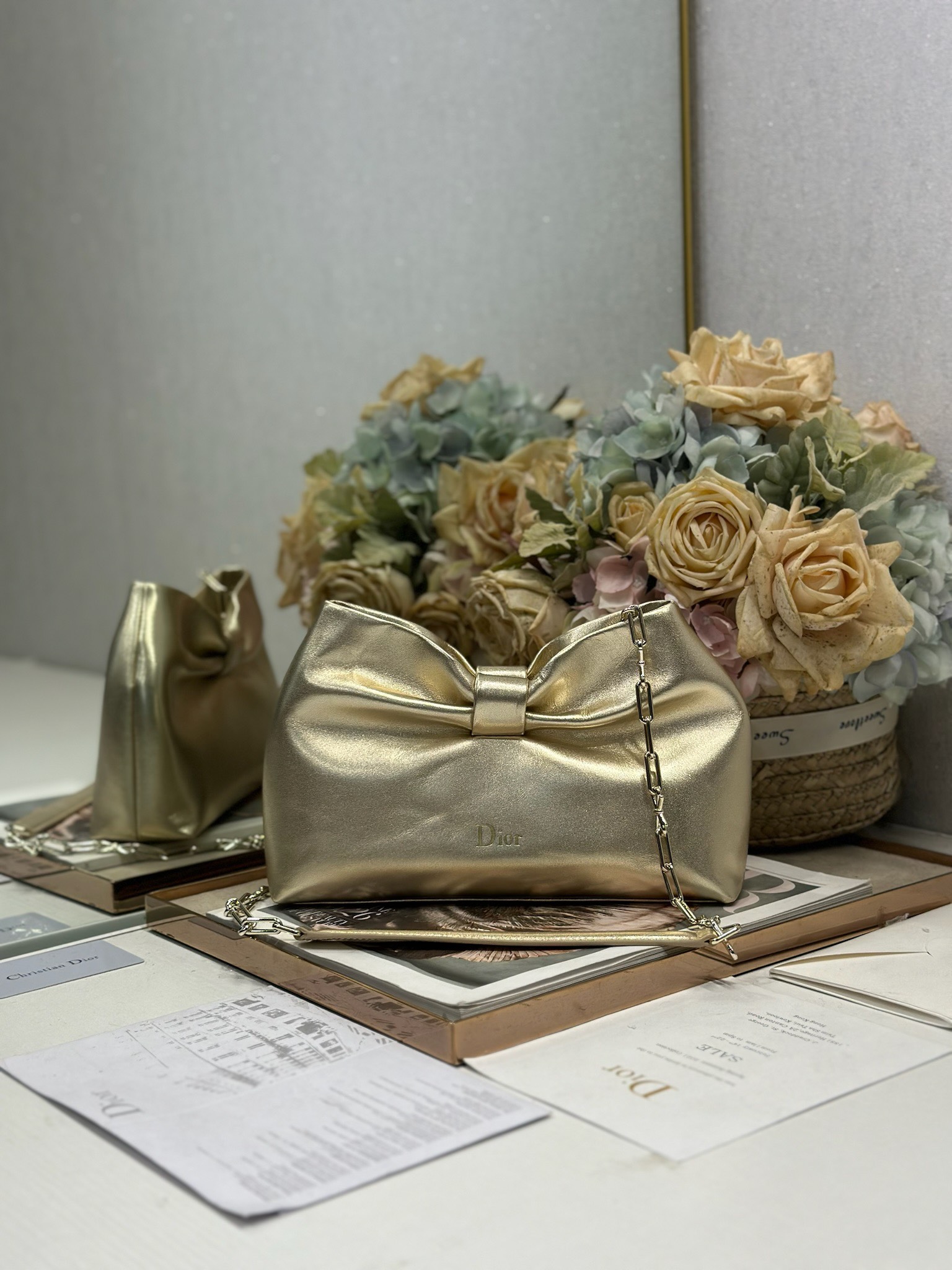 NO:670867,Authentic Dior-LAMBSKIN 2026 Spring and Summer New Handbag 'Golden Light Gold Chain' LAMBSKIN chain bag, brand new bag shape, calf leather texture, elegant and practical style, can store a variety of daily necessities, is an ideal companion for day and evening wear. The detachable chain is embellished with a bow for more exquisiteness, and can be carried by hand or cross-body. Model 0714  Size 27×8×18cm (length×width×height), DIOR, dior, cowhide19860909正品级 Dior-LAMBSKIN 2026春夏 新款手袋 「金色 浅金链」 LAMBSKIN链条包,全新的包形,小牛皮革的质感,优雅大气,款式实用,可收纳各种日常用品,是日装和晚装的理想良伴.可拆卸链条以蝴蝶结点缀更显精致,可手提或斜挎. 型号0714 尺寸27×8×18cm（长×宽×高）,DIOR,dior,cowhide,Bag