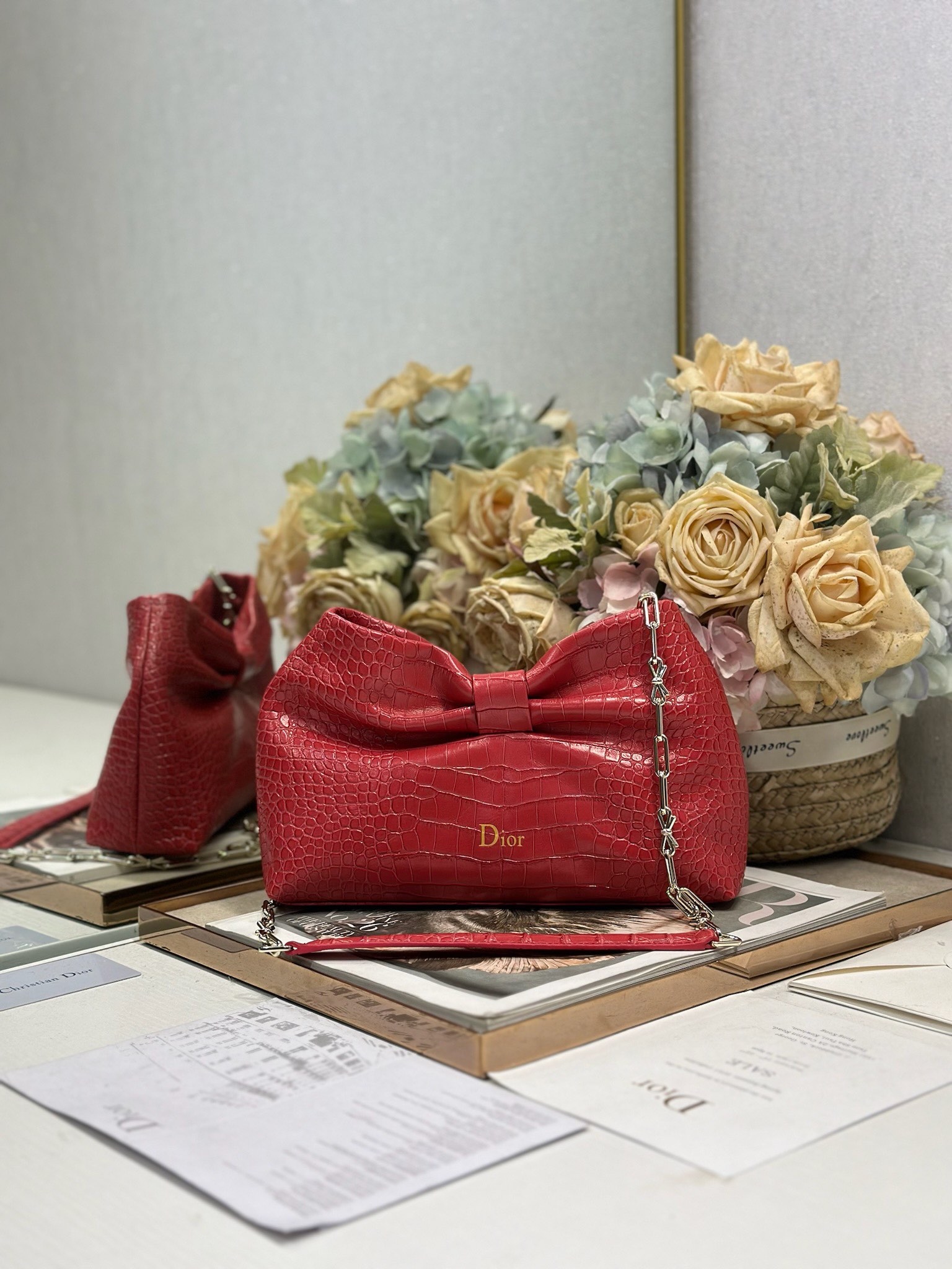 NO:670854,Authentic Dior-LAMBSKIN 2026 Spring and Summer New Handbag 'Crocodile Red Light Gold Chain' LAMBSKIN chain bag, brand new bag shape, calf leather texture, elegant and practical style, can store a variety of daily necessities, is an ideal companion for day and evening wear. The detachable chain is embellished with a bow for more exquisiteness, and can be carried by hand or cross-body. Model 0714  Size 27×8×18cm (length×width×height), DIOR, dior, cowhide19860909正品级 Dior-LAMBSKIN 2026春夏 新款手袋 「鳄鱼红色 浅金链」 LAMBSKIN链条包,全新的包形,小牛皮革的质感,优雅大气,款式实用,可收纳各种日常用品,是日装和晚装的理想良伴.可拆卸链条以蝴蝶结点缀更显精致,可手提或斜挎. 型号0714 尺寸27×8×18cm（长×宽×高）,DIOR,dior,cowhide,Bag