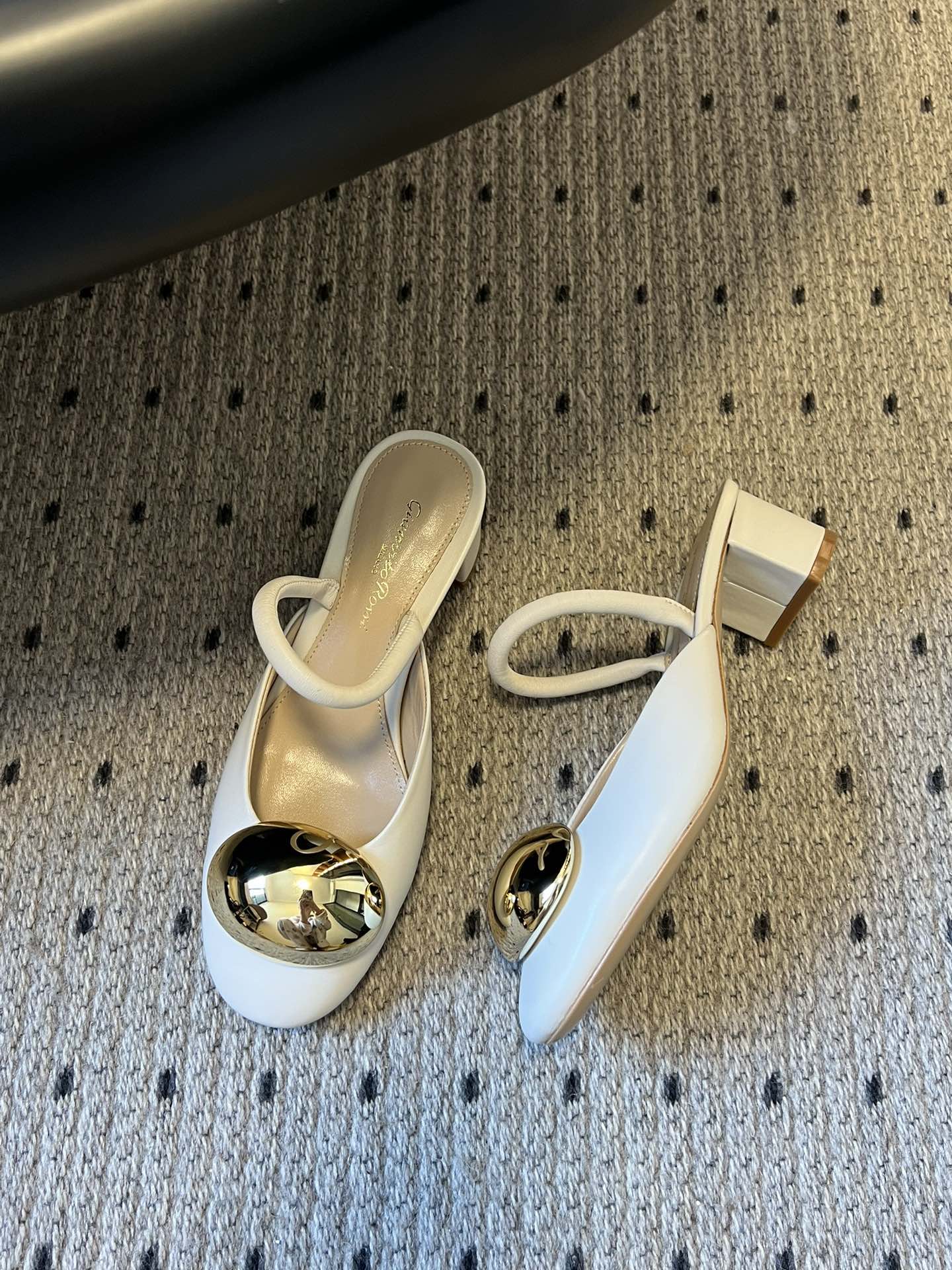 Gianvito Ross*金属圆扣装饰玛丽珍低跟凉鞋鞋头处的大尺寸金色金属圆扣是视觉核心，光泽感强，成