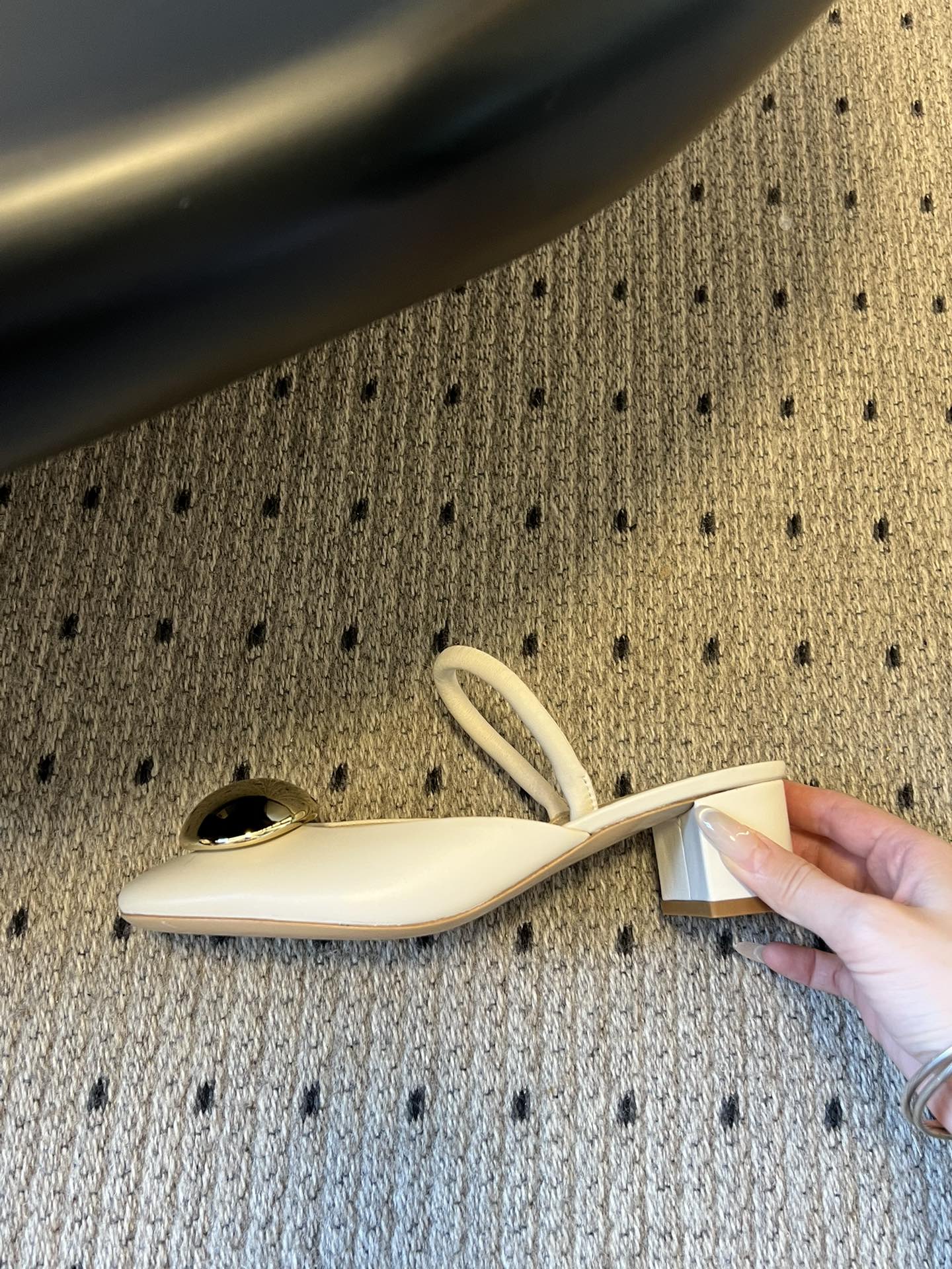 Gianvito Ross*金属圆扣装饰玛丽珍低跟凉鞋鞋头处的大尺寸金色金属圆扣是视觉核心，光泽感强，成