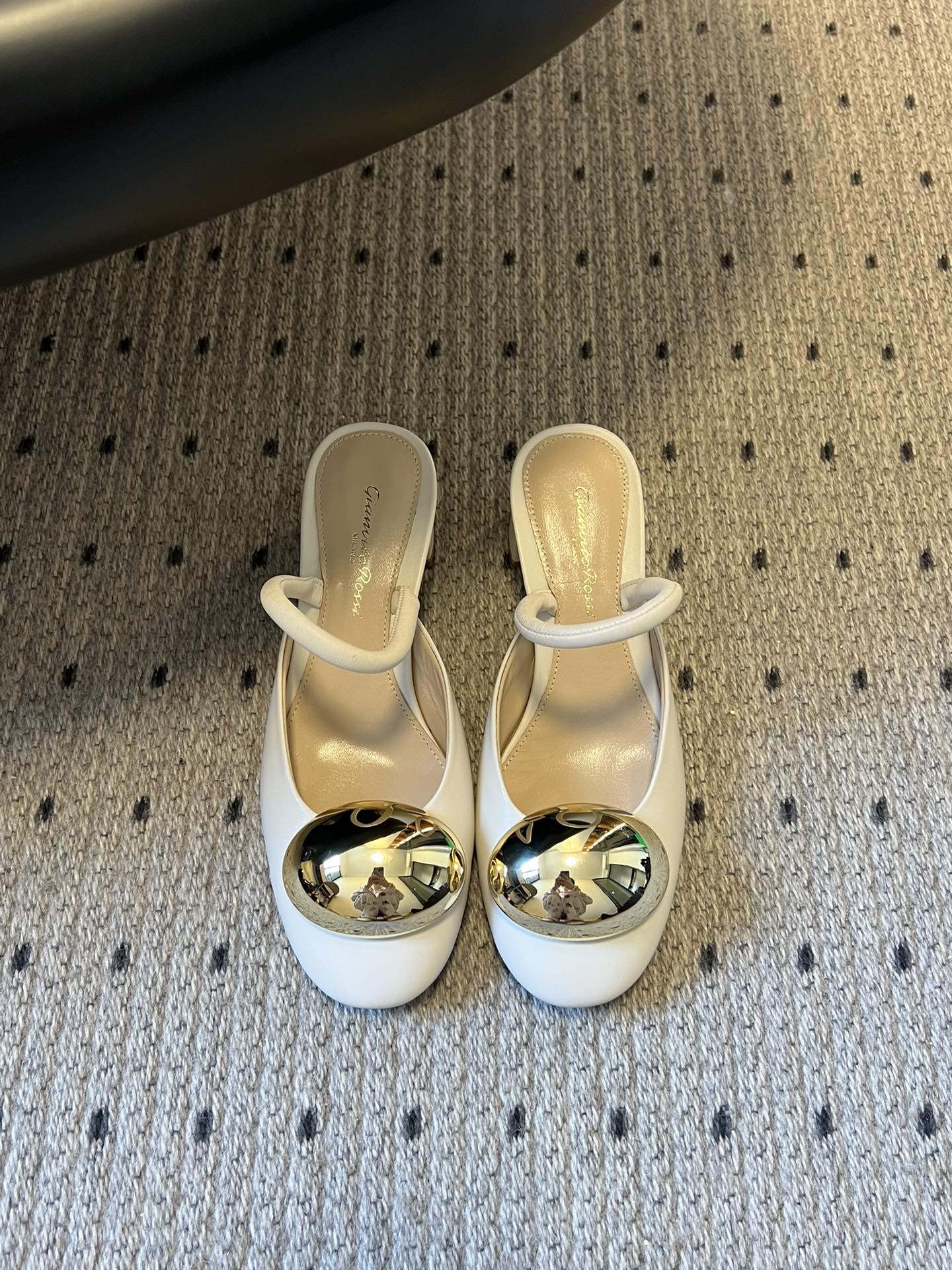 Gianvito Ross*金属圆扣装饰玛丽珍低跟凉鞋鞋头处的大尺寸金色金属圆扣是视觉核心，光泽感强，成