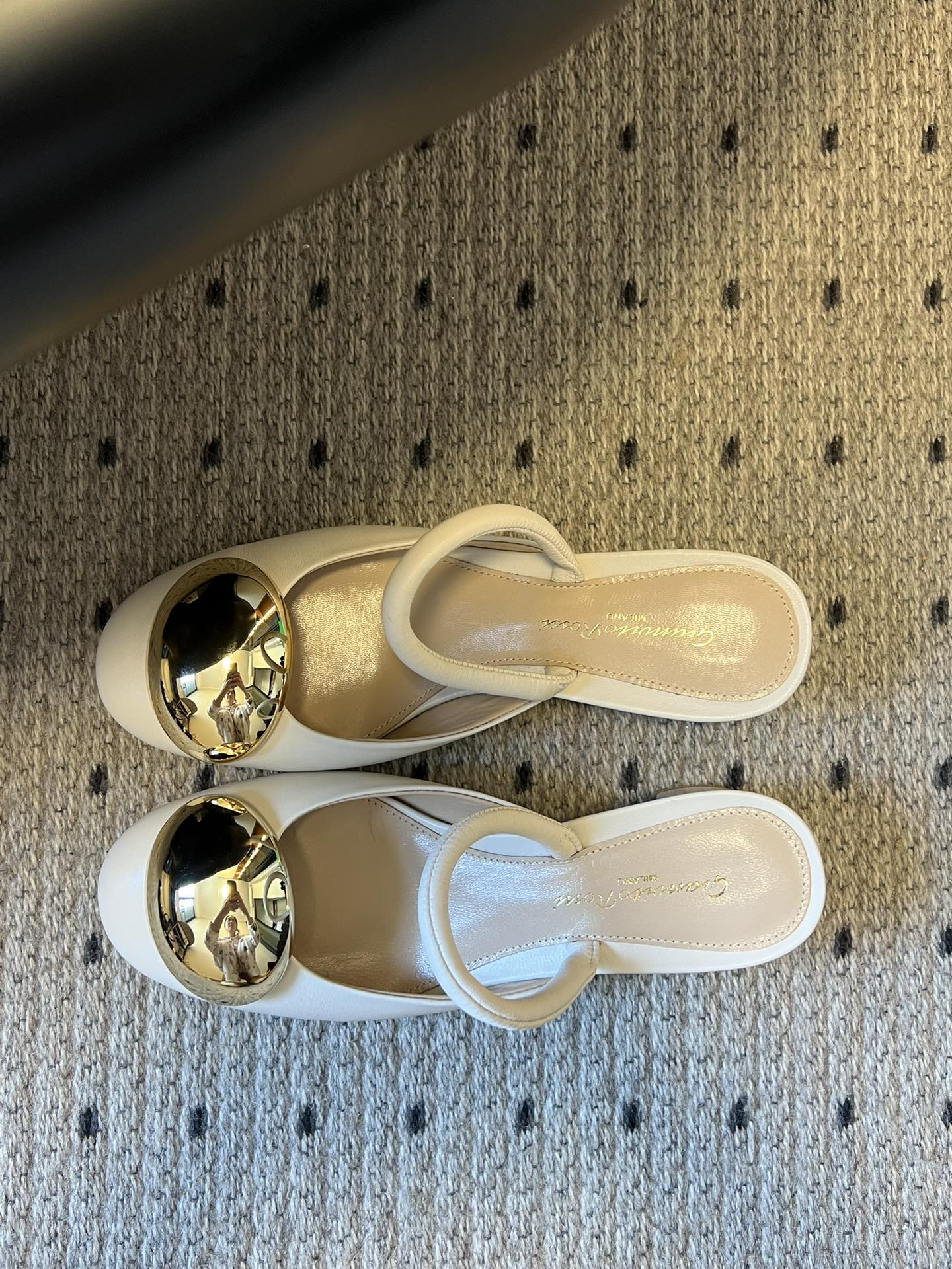 Gianvito Ross*金属圆扣装饰玛丽珍低跟凉鞋鞋头处的大尺寸金色金属圆扣是视觉核心，光泽感强，成