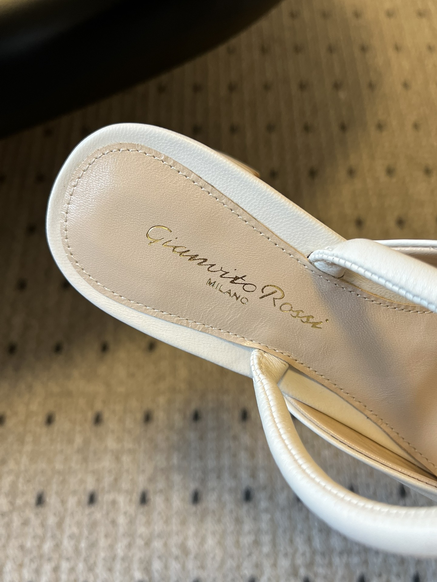 Gianvito Ross*金属圆扣装饰玛丽珍低跟凉鞋鞋头处的大尺寸金色金属圆扣是视觉核心，光泽感强，成