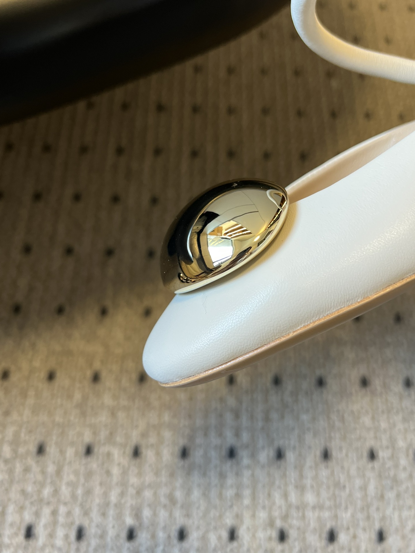 Gianvito Ross*金属圆扣装饰玛丽珍低跟凉鞋鞋头处的大尺寸金色金属圆扣是视觉核心，光泽感强，成