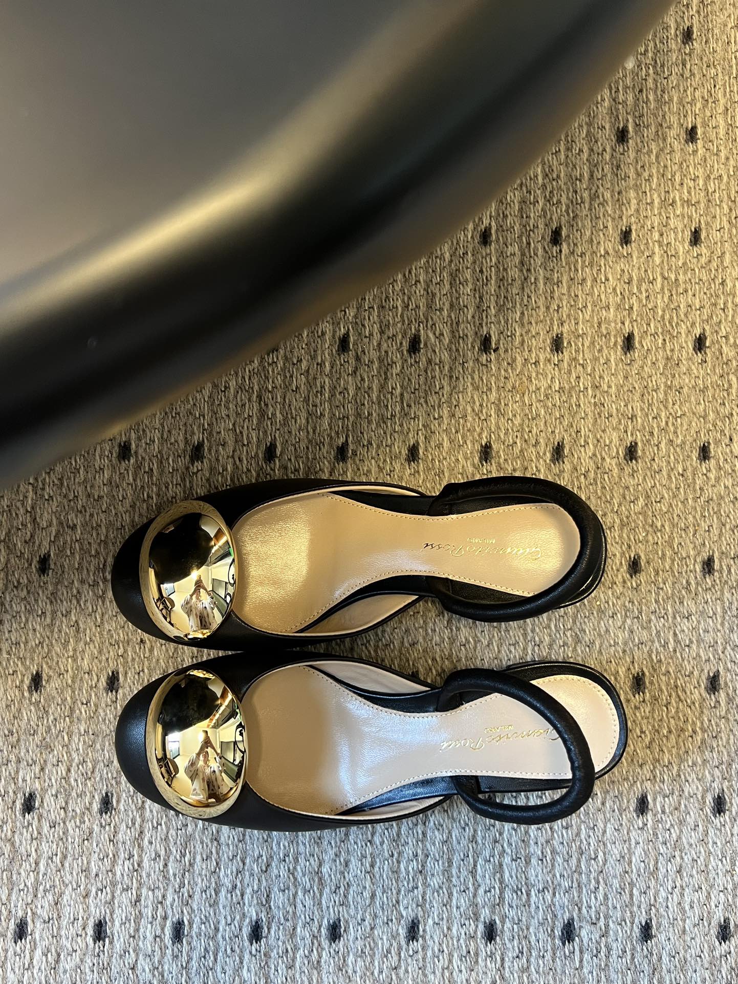 Gianvito Ross*金属圆扣装饰玛丽珍低跟凉鞋鞋头处的大尺寸金色金属圆扣是视觉核心，光泽感强，成