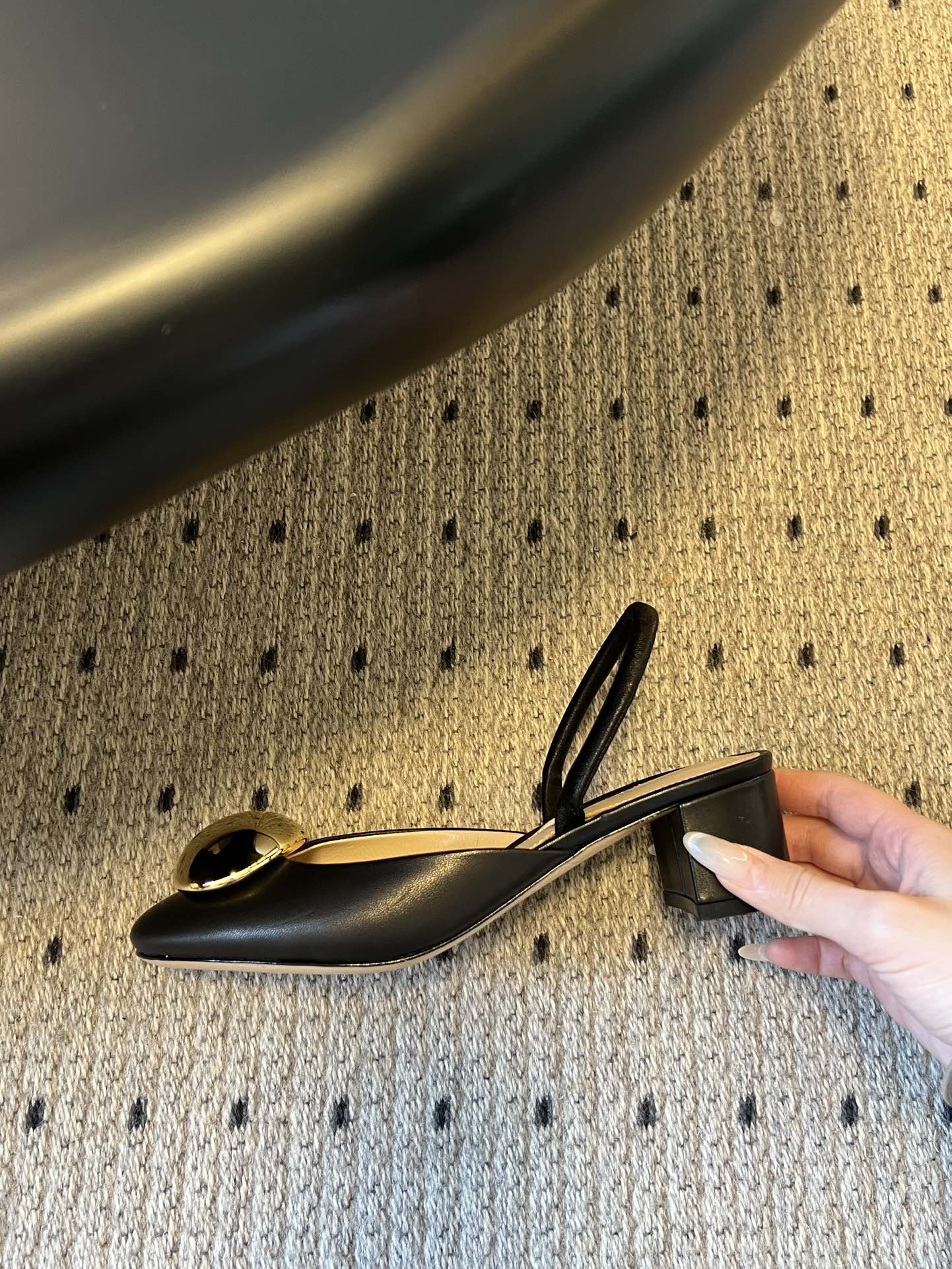 Gianvito Ross*金属圆扣装饰玛丽珍低跟凉鞋鞋头处的大尺寸金色金属圆扣是视觉核心，光泽感强，成