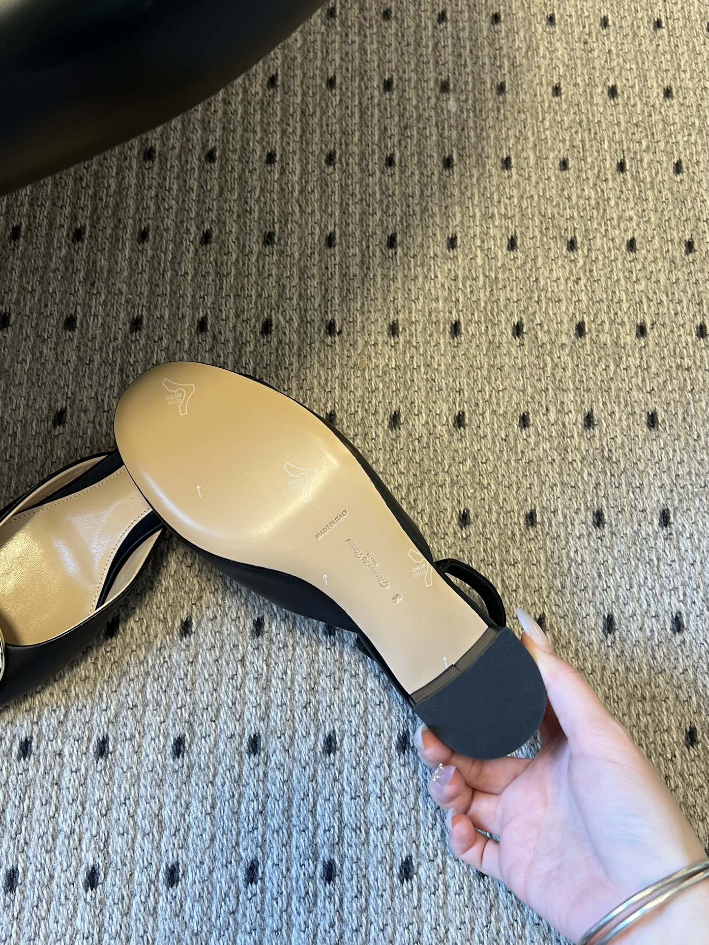 Gianvito Ross*金属圆扣装饰玛丽珍低跟凉鞋鞋头处的大尺寸金色金属圆扣是视觉核心，光泽感强，成