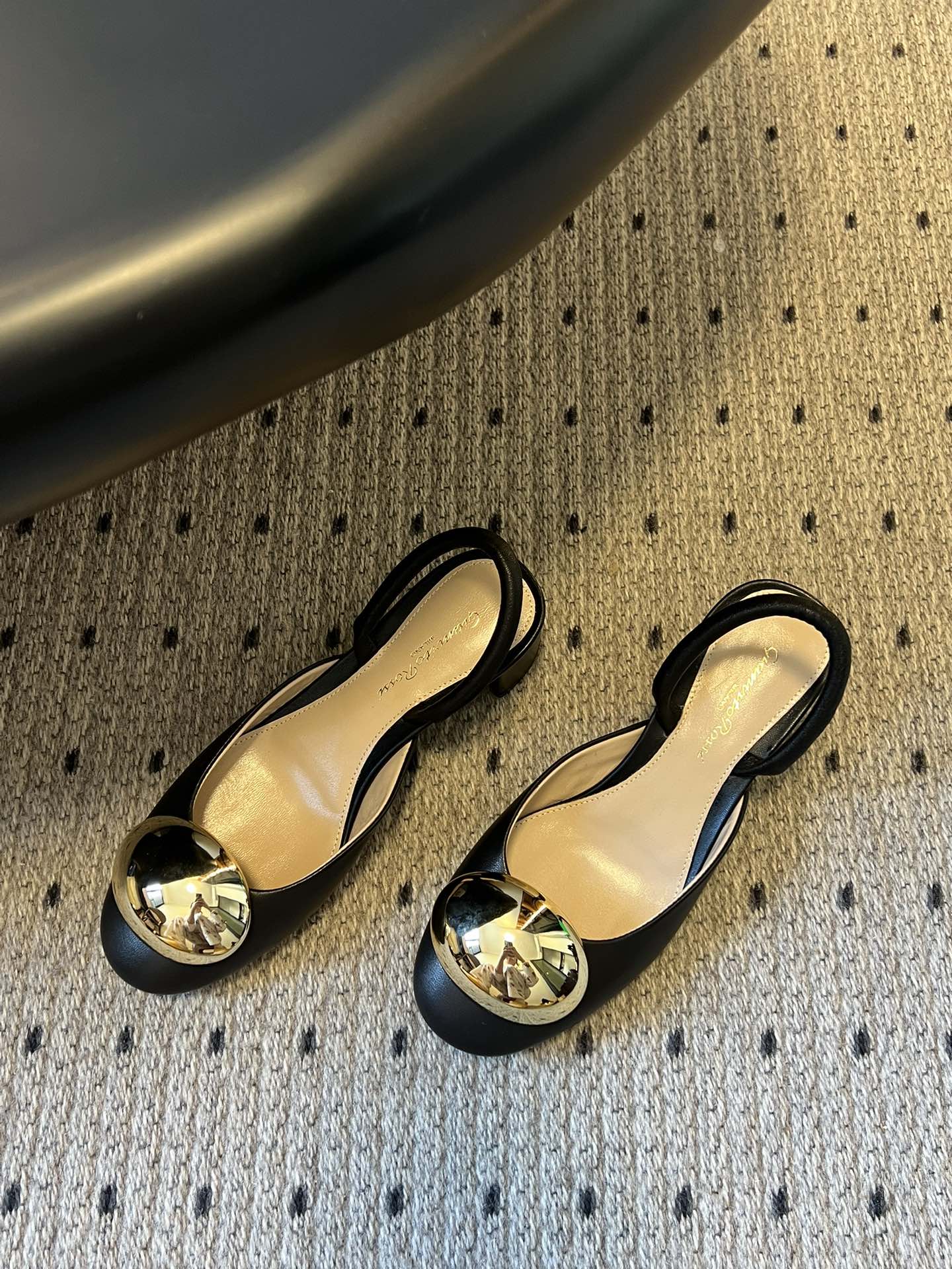 Gianvito Ross*金属圆扣装饰玛丽珍低跟凉鞋鞋头处的大尺寸金色金属圆扣是视觉核心，光泽感强，成