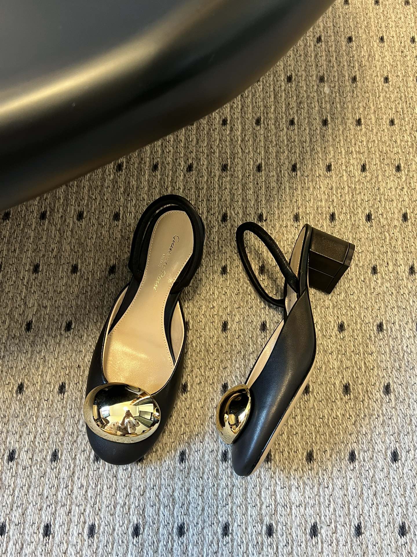 Gianvito Ross*金属圆扣装饰玛丽珍低跟凉鞋鞋头处的大尺寸金色金属圆扣是视觉核心，光泽感强，成