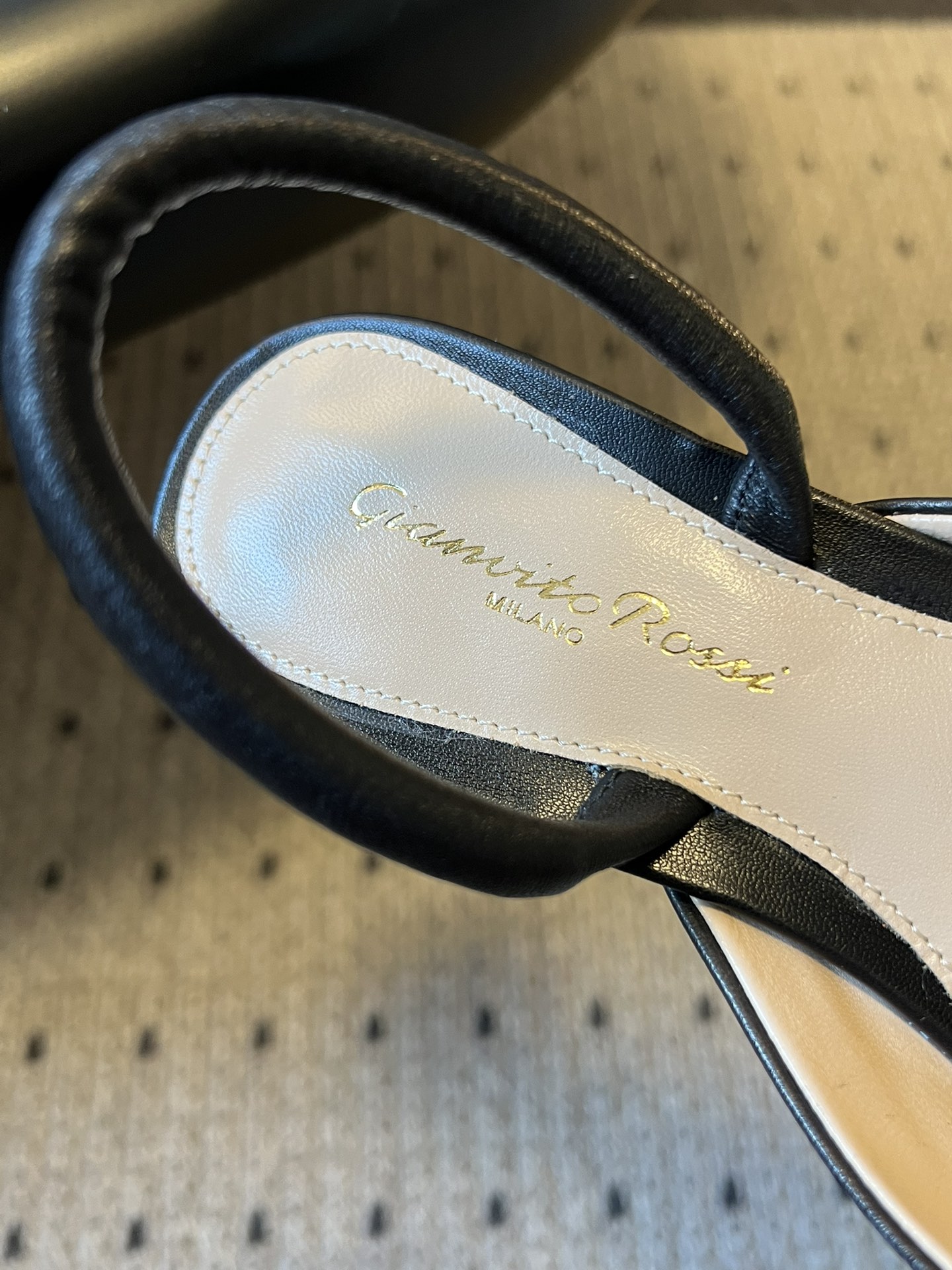 Gianvito Ross*金属圆扣装饰玛丽珍低跟凉鞋鞋头处的大尺寸金色金属圆扣是视觉核心，光泽感强，成