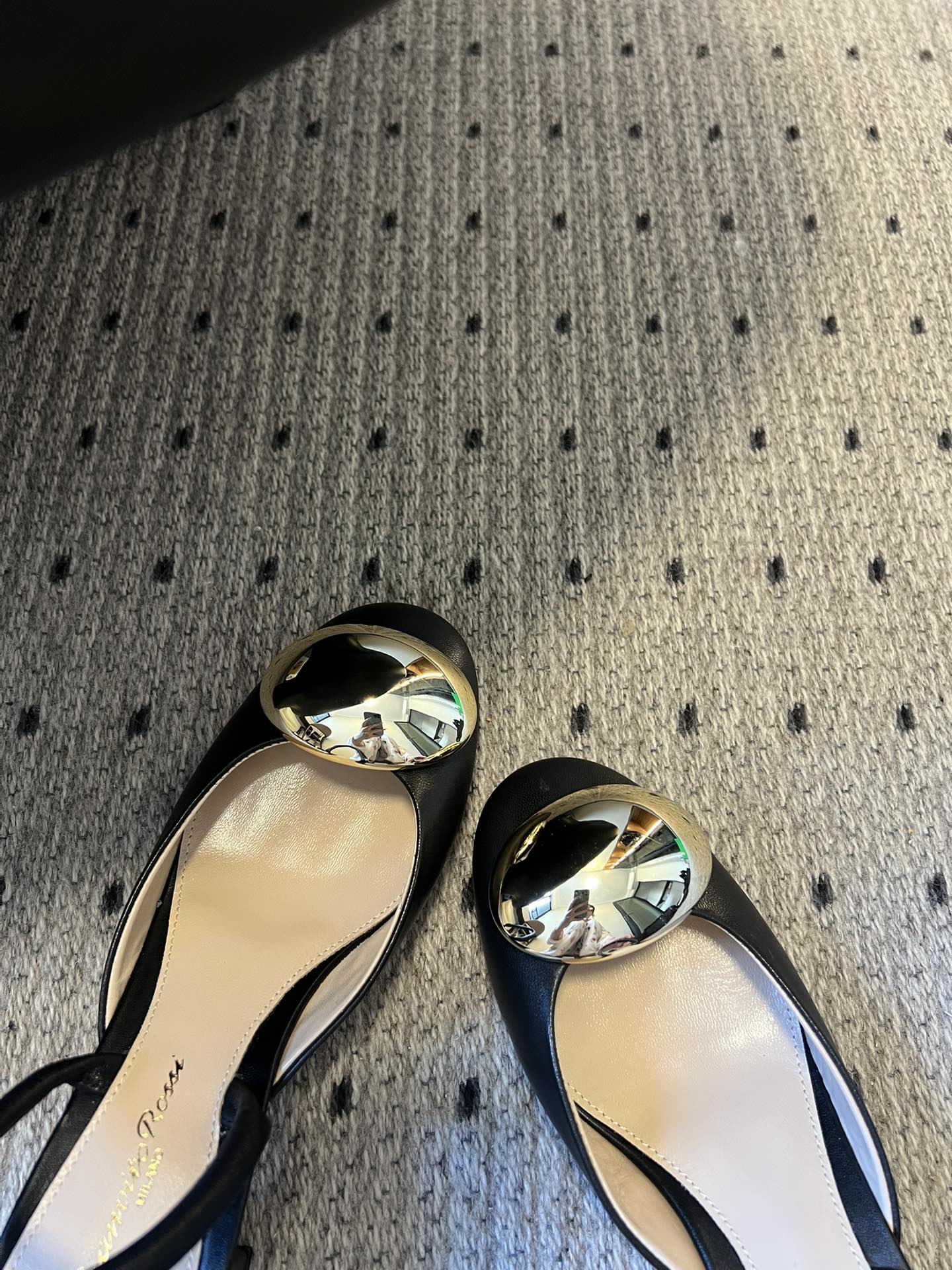 Gianvito Ross*金属圆扣装饰玛丽珍低跟凉鞋鞋头处的大尺寸金色金属圆扣是视觉核心，光泽感强，成