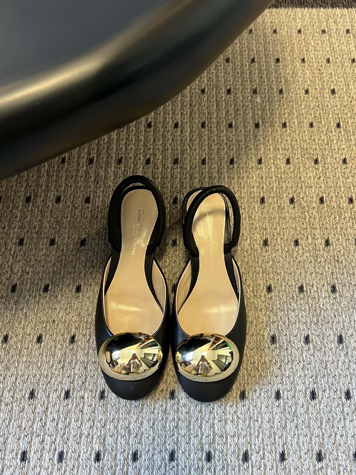 Gianvito Ross*金属圆扣装饰玛丽珍低跟凉鞋鞋头处的大尺寸金色金属圆扣是视觉核心，光泽感强，成