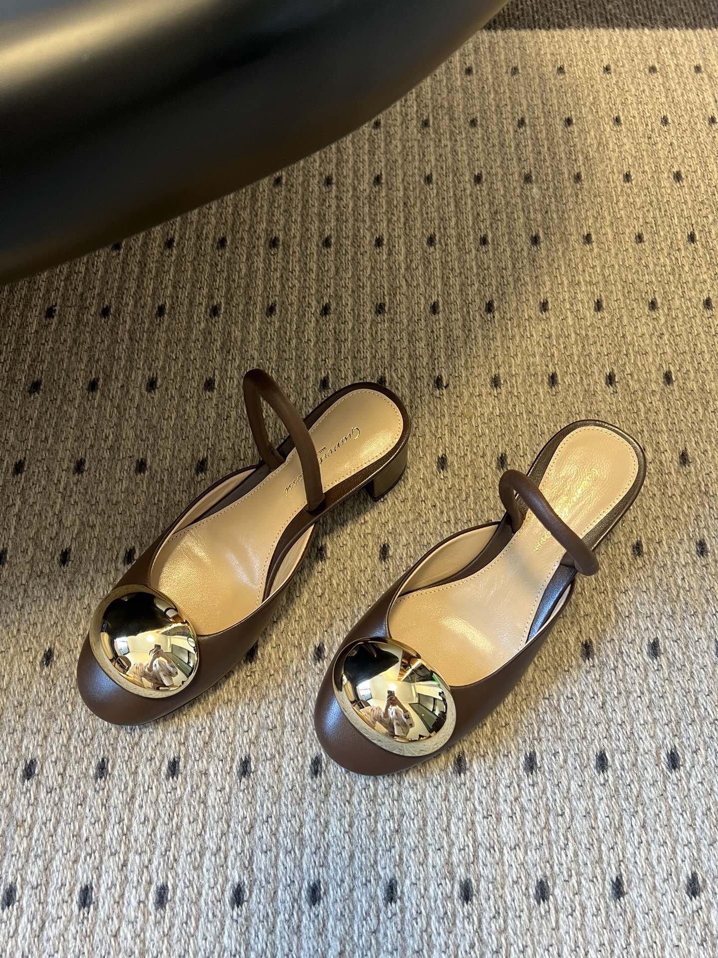 Gianvito Ross*金属圆扣装饰玛丽珍低跟凉鞋鞋头处的大尺寸金色金属圆扣是视觉核心，光泽感强，成