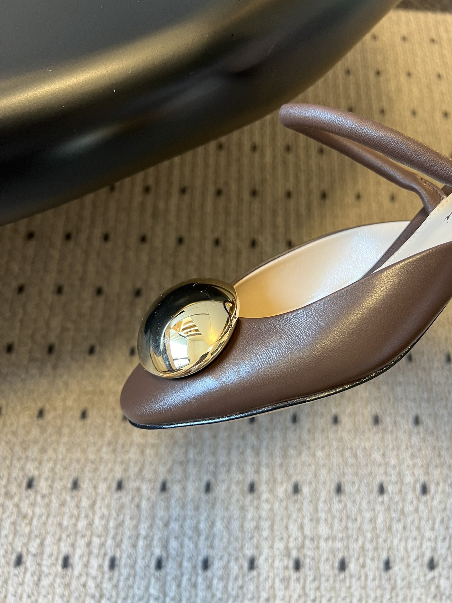 Gianvito Ross*金属圆扣装饰玛丽珍低跟凉鞋鞋头处的大尺寸金色金属圆扣是视觉核心，光泽感强，成