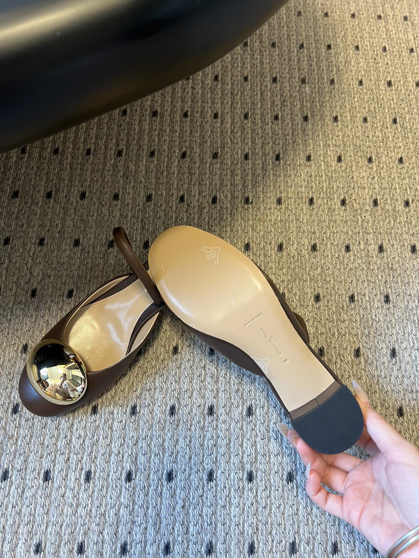 Gianvito Ross*金属圆扣装饰玛丽珍低跟凉鞋鞋头处的大尺寸金色金属圆扣是视觉核心，光泽感强，成